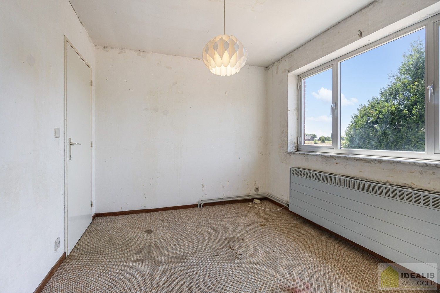 RUSTIG GELEGEN OP TE KNAPPEN EENGEZINSWONING MET 3 SLAAPKAMERS! - De woning omvat maar liefst 166m² bewoonbare oppervlakte met ruime woonkamer, keuken, 3 slaapkamers, badkamer, garage. De woning is rustig gelegen op een perceel met een opp. van 6a 21ca. foto 16