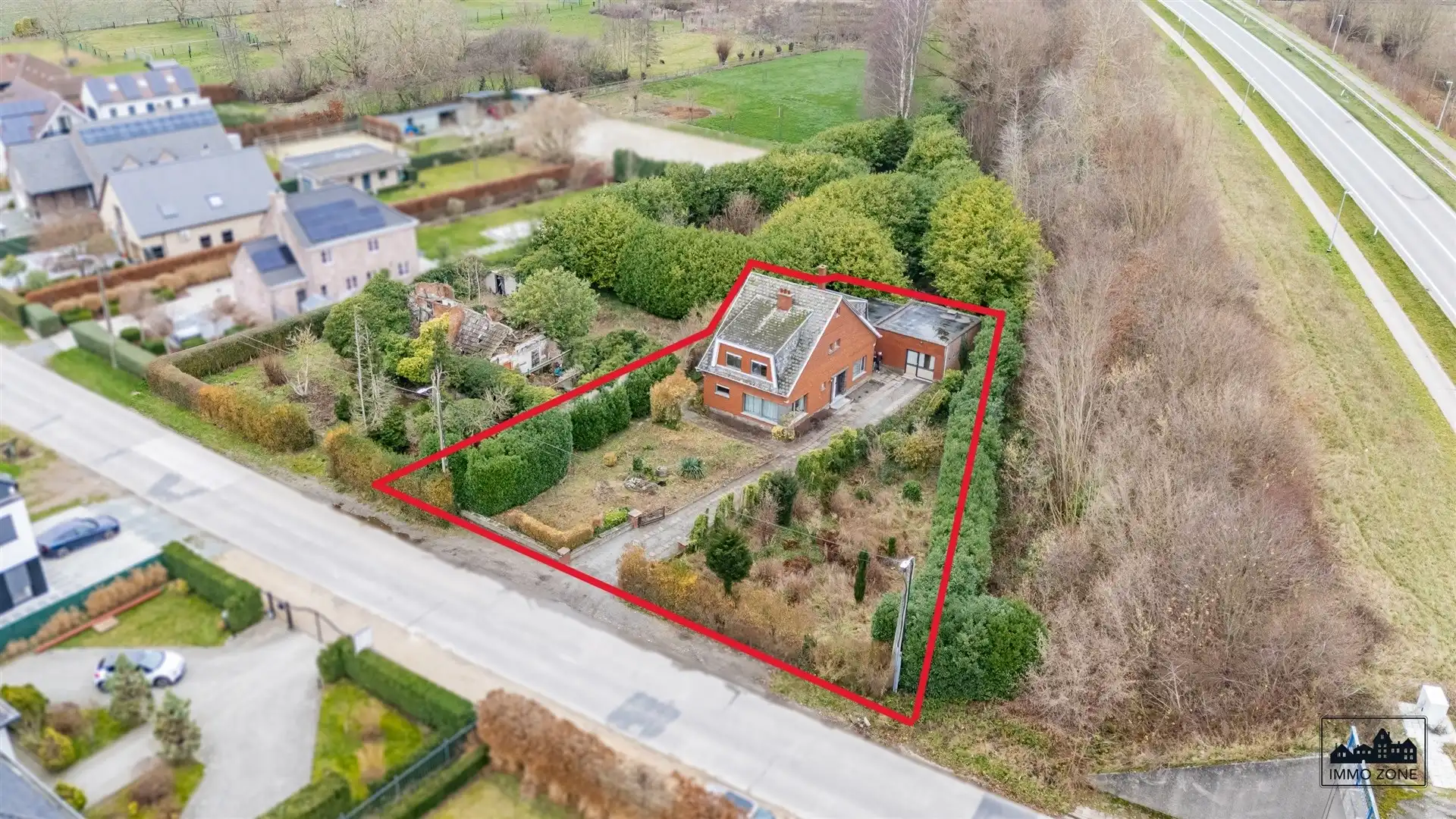 Te renoveren woning op ruim perceel met groene zone foto 17