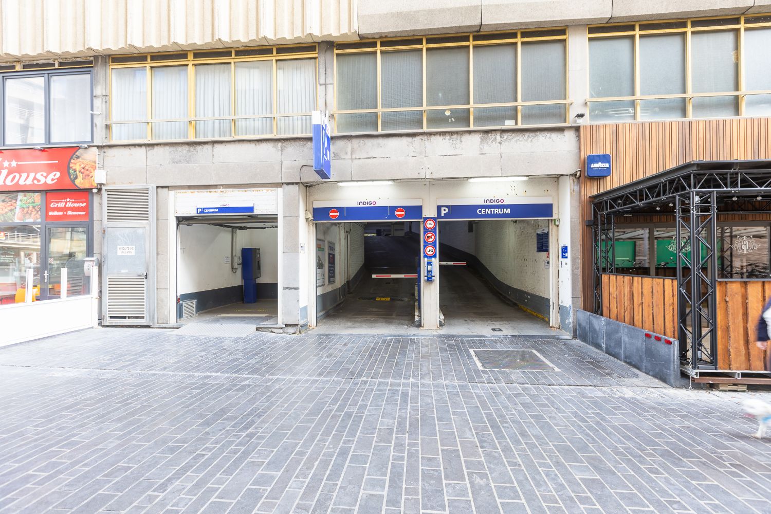 Overdekte parkeerplaats foto {{pictureIndex}}