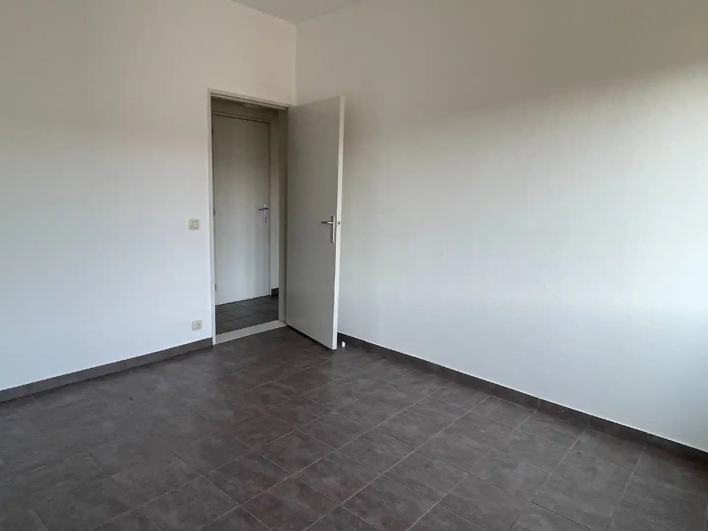 Hedendaags 2 slpk appartement met garagebox foto 10