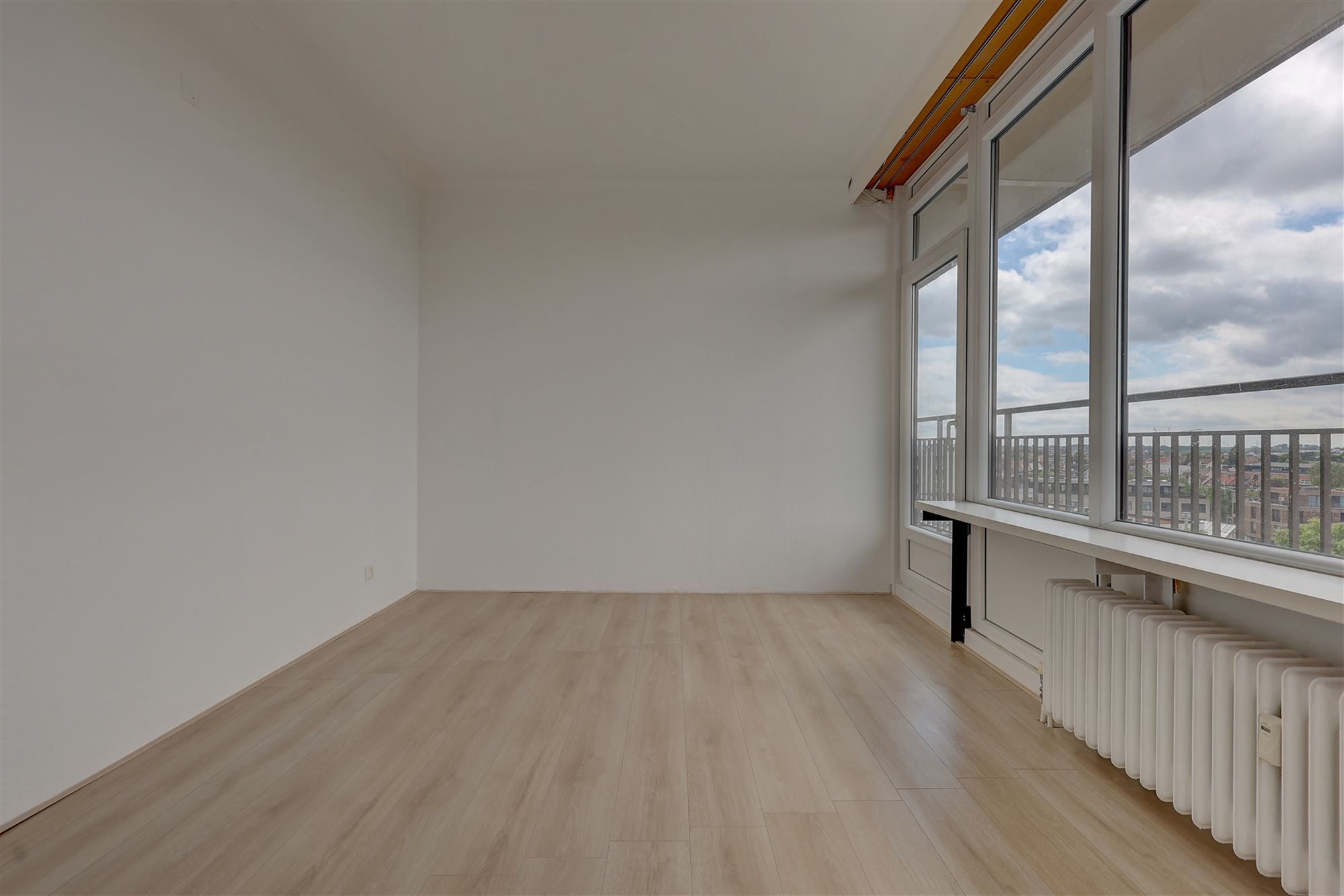 Gerenoveerd appartement met drie slaapkamers en terras in Wilrijk foto 8