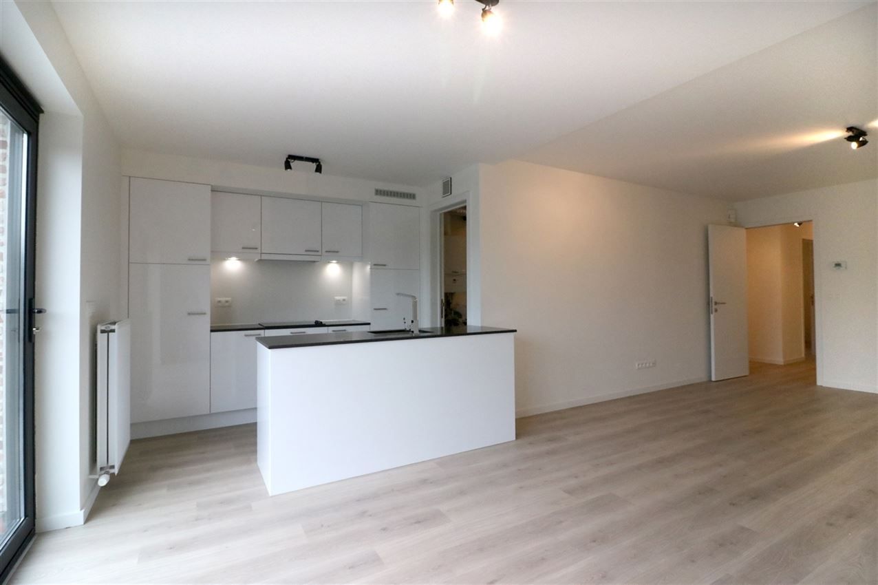 Gelijkvloers app., twee slpk, terras, rustige ligging foto 10