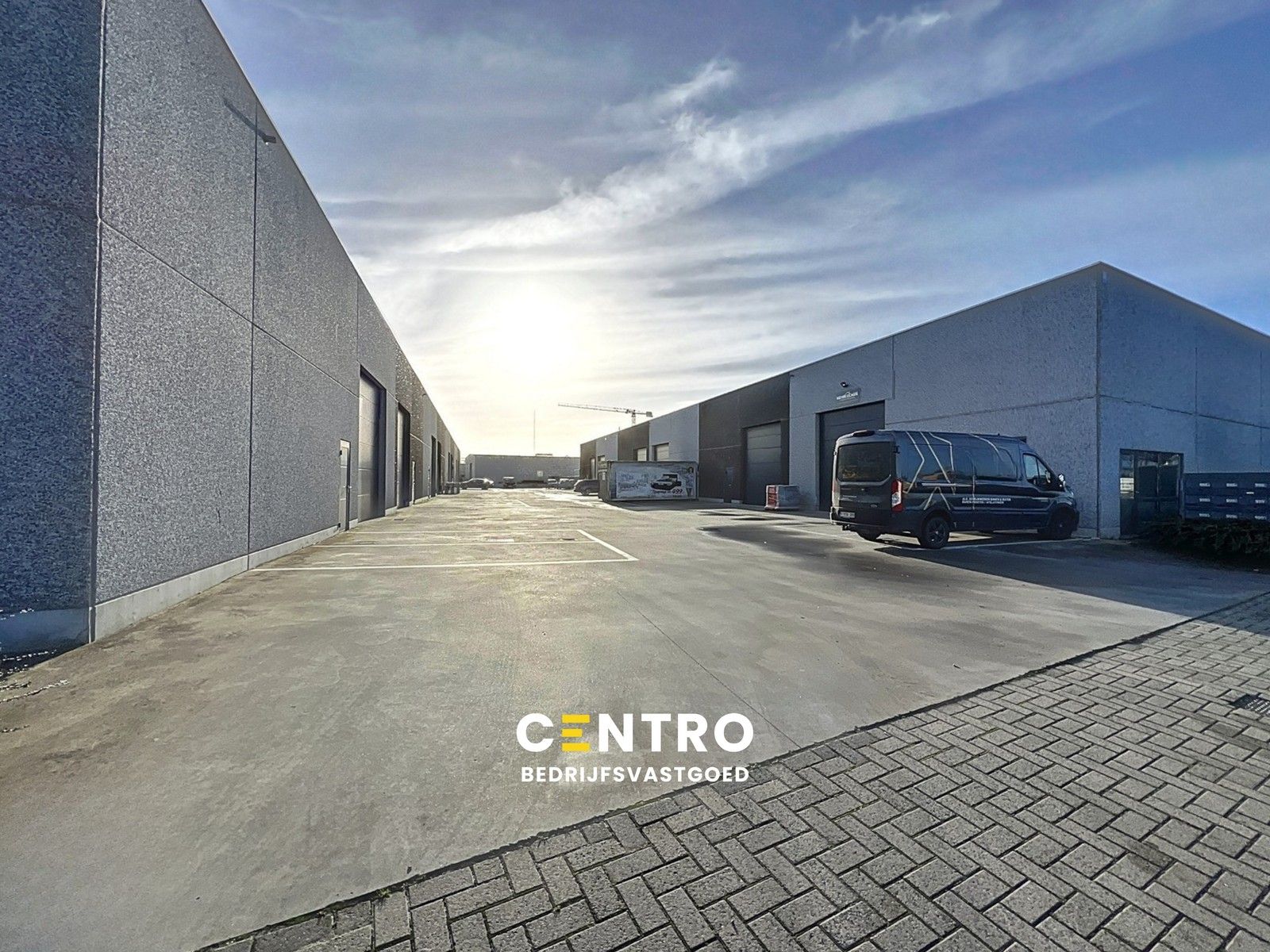 Recente instapklare loods van 257m² TE HUUR met sectionale poort en 2 parkeerplaatsen te Zwevezele (Wingene) ! foto {{pictureIndex}}