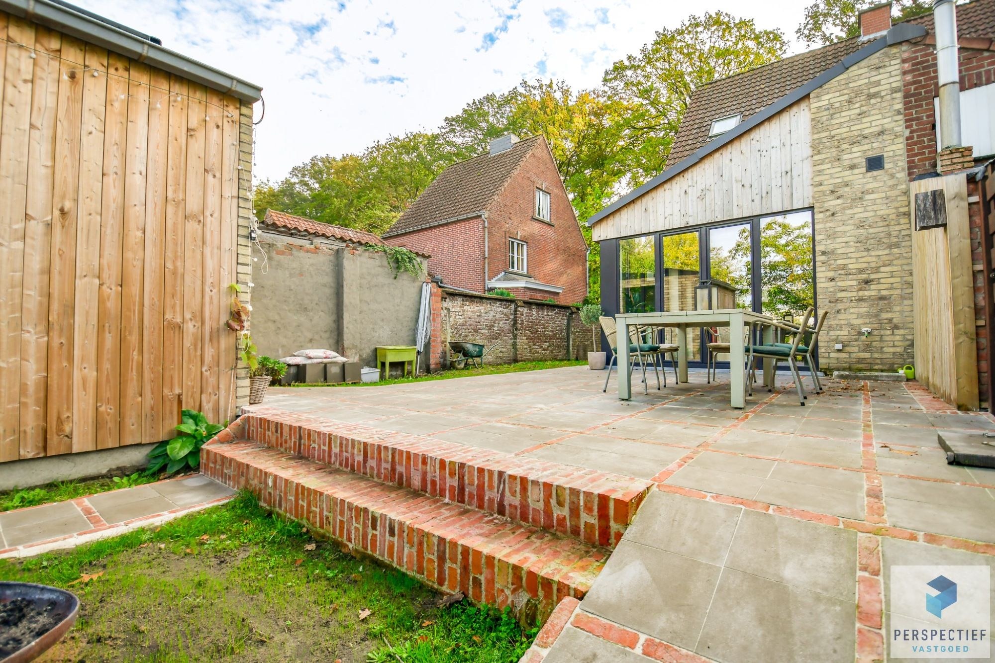 Uiterst GOED gelegen VERNIEUWDE woning met GROTE tuin foto 5