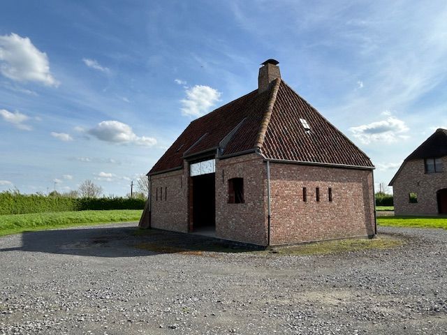 Nieuwbouwhoeve met bijgebouwen foto 12