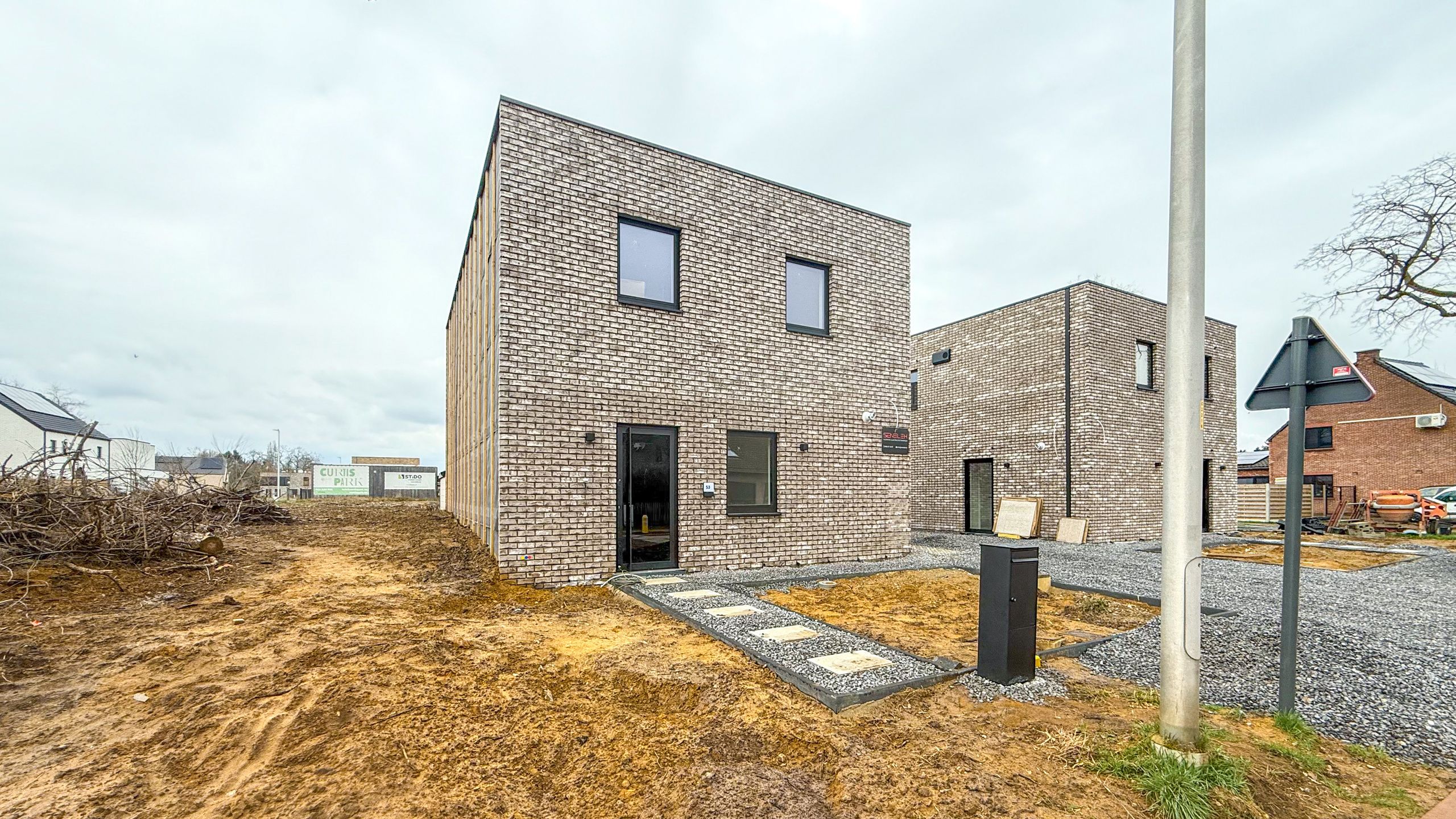 Goed gelegen recente nieuwbouwwoning met 3 slpkm en tuin! foto 2