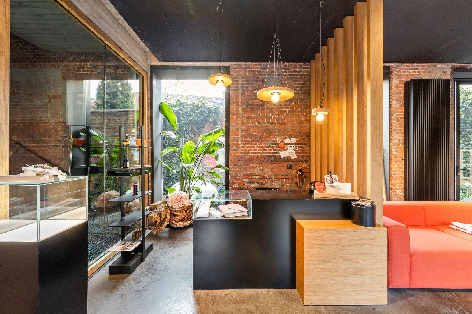 HIGH-END HANDELSRUIMTE OF KANTOOR MET GARAGE foto {{pictureIndex}}