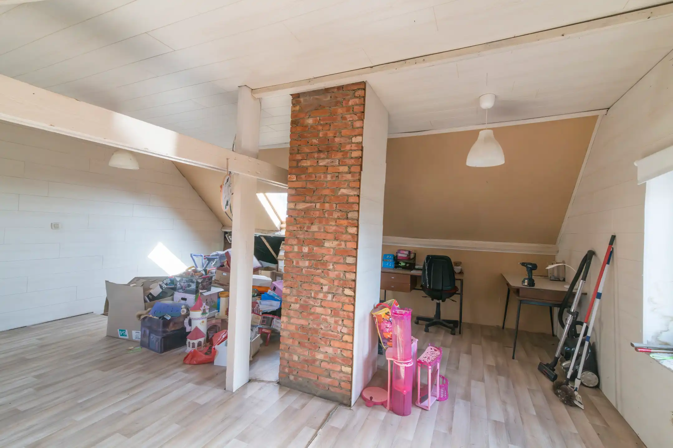 Ruime halfopen woning met tuin en veel potentieel foto 34