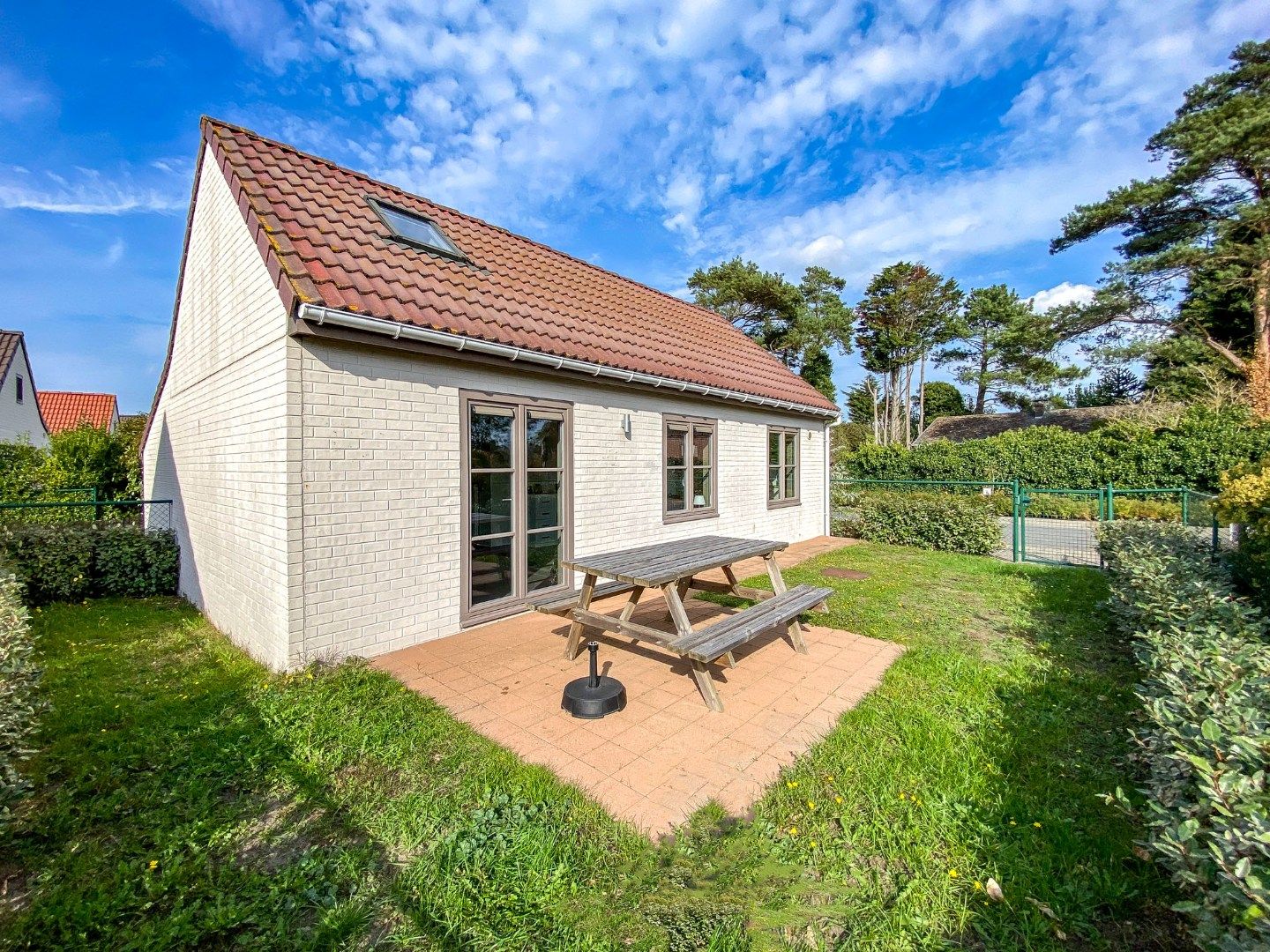 Prachtig onderhouden vakantiewoning (type vissershuis) met 3 slaapkamers en privé-parkeerplaats te Oostduinkerke.  foto {{pictureIndex}}