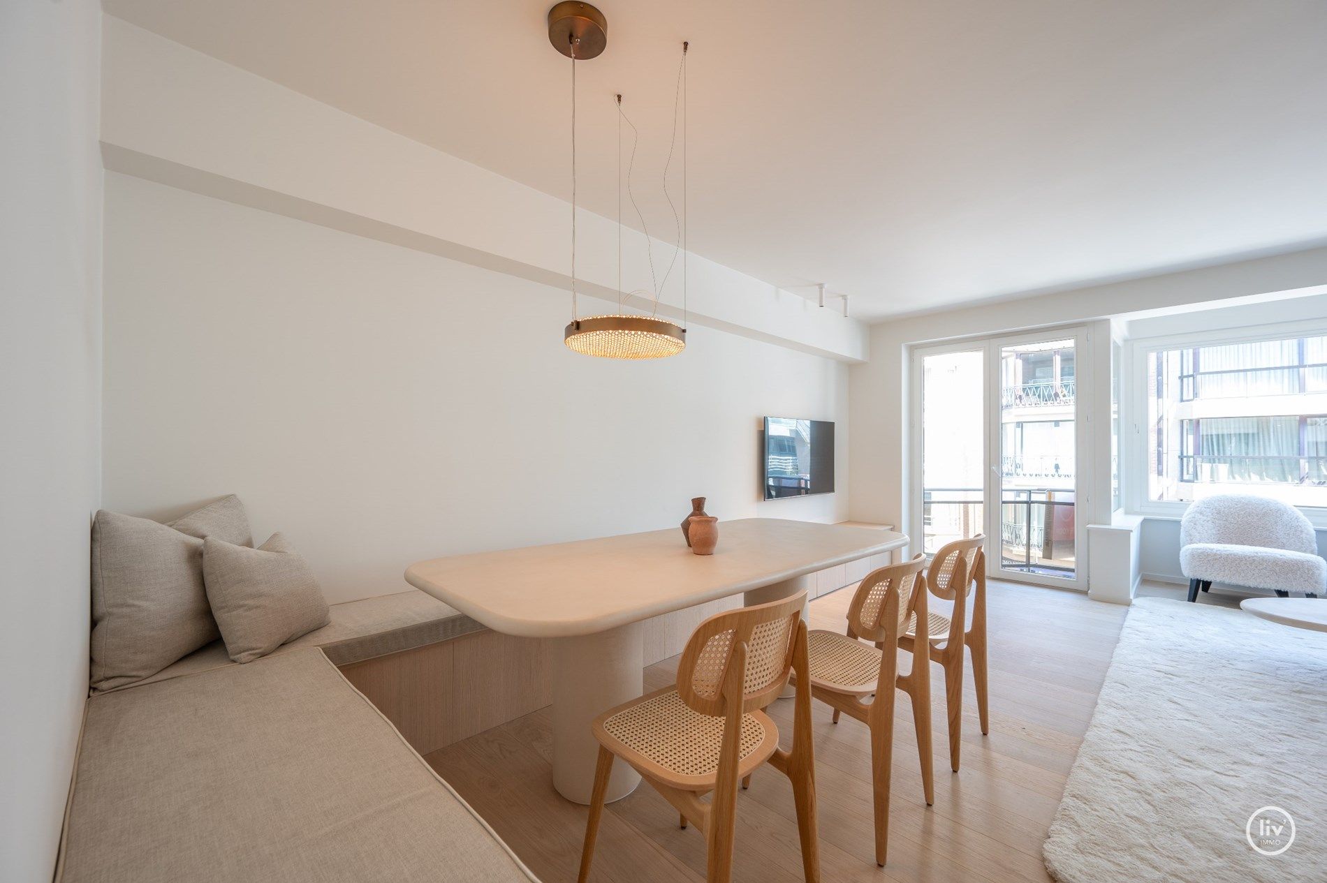 Zeer luxueus gerenoveerd 3 slaapkamerappartement met zijdelings zeezicht ideaal gelegen vlakbij het Rubensplein te Knokke.Zijdelings zeezicht ! foto 8