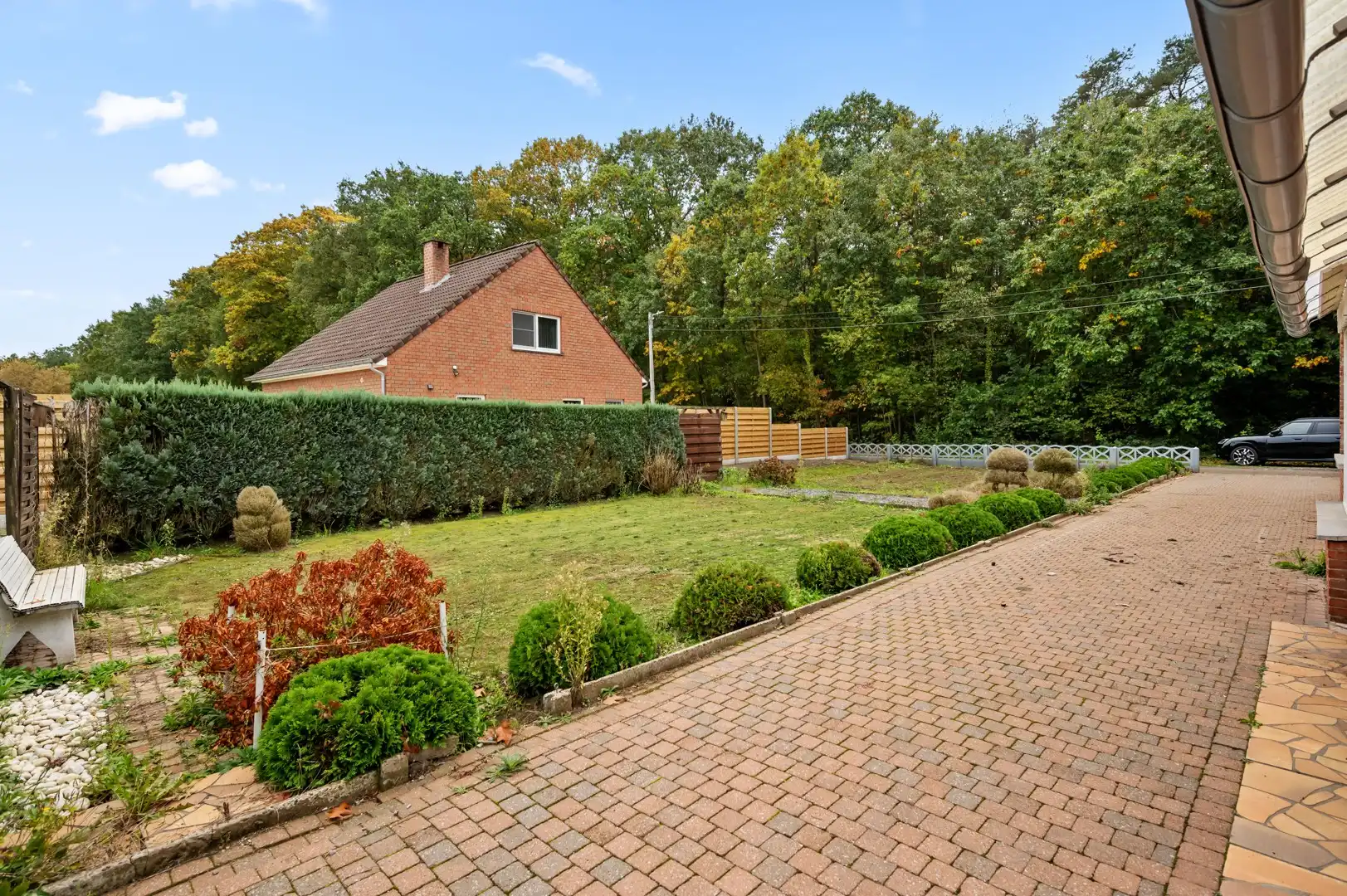 Renovatiewoning met grote tuin gelegen n een doodlopende straat over een bos foto 2
