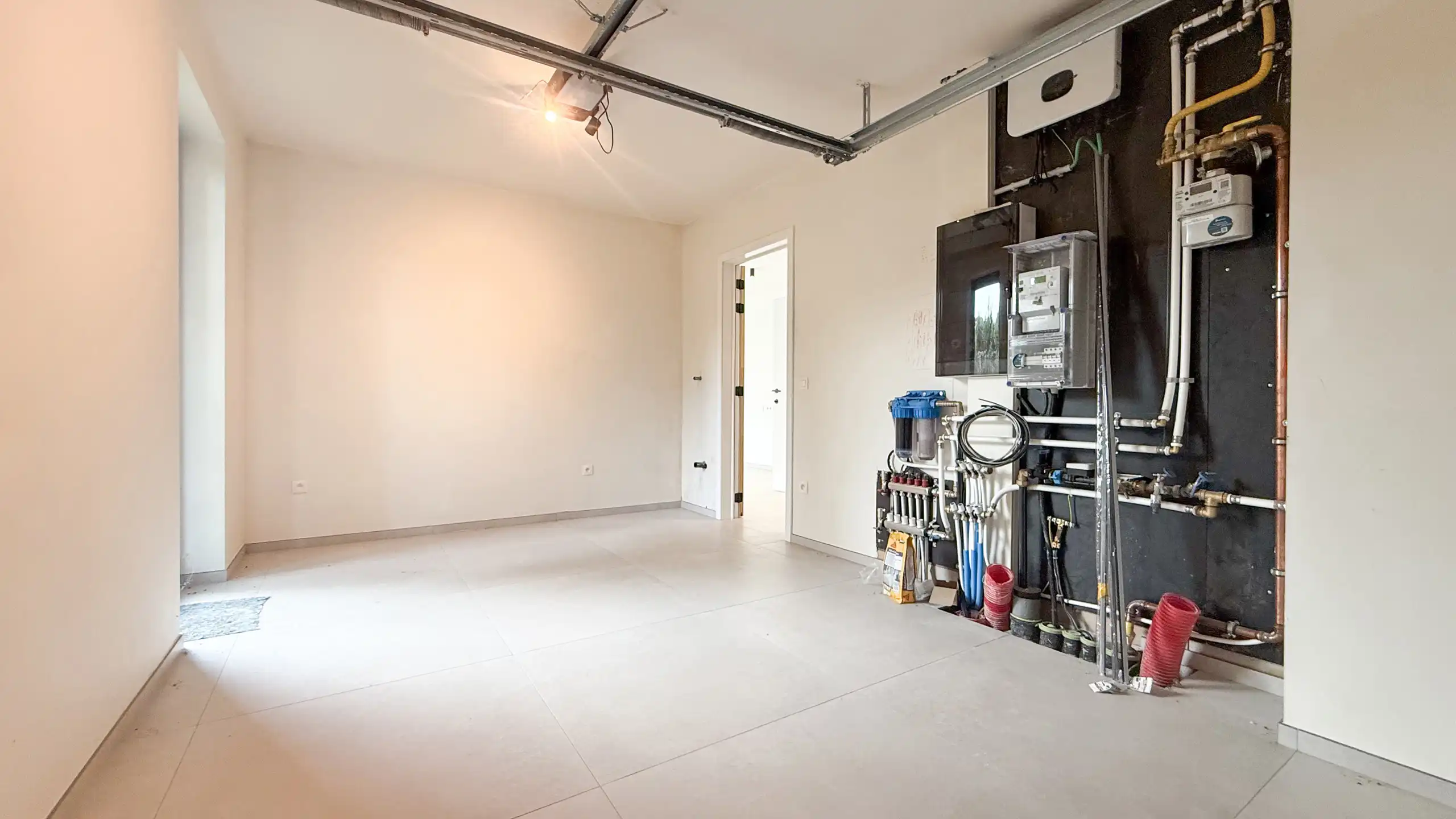 Kwalitatief afgewerkte nieuwbouwwoning op centrale ligging! foto 19