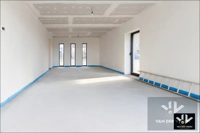 TOTAAL VERNIEUWDE WONING - ENKEL NOG AFWERKEN NAAR EIGEN SMAAK EN INZICHT foto 4