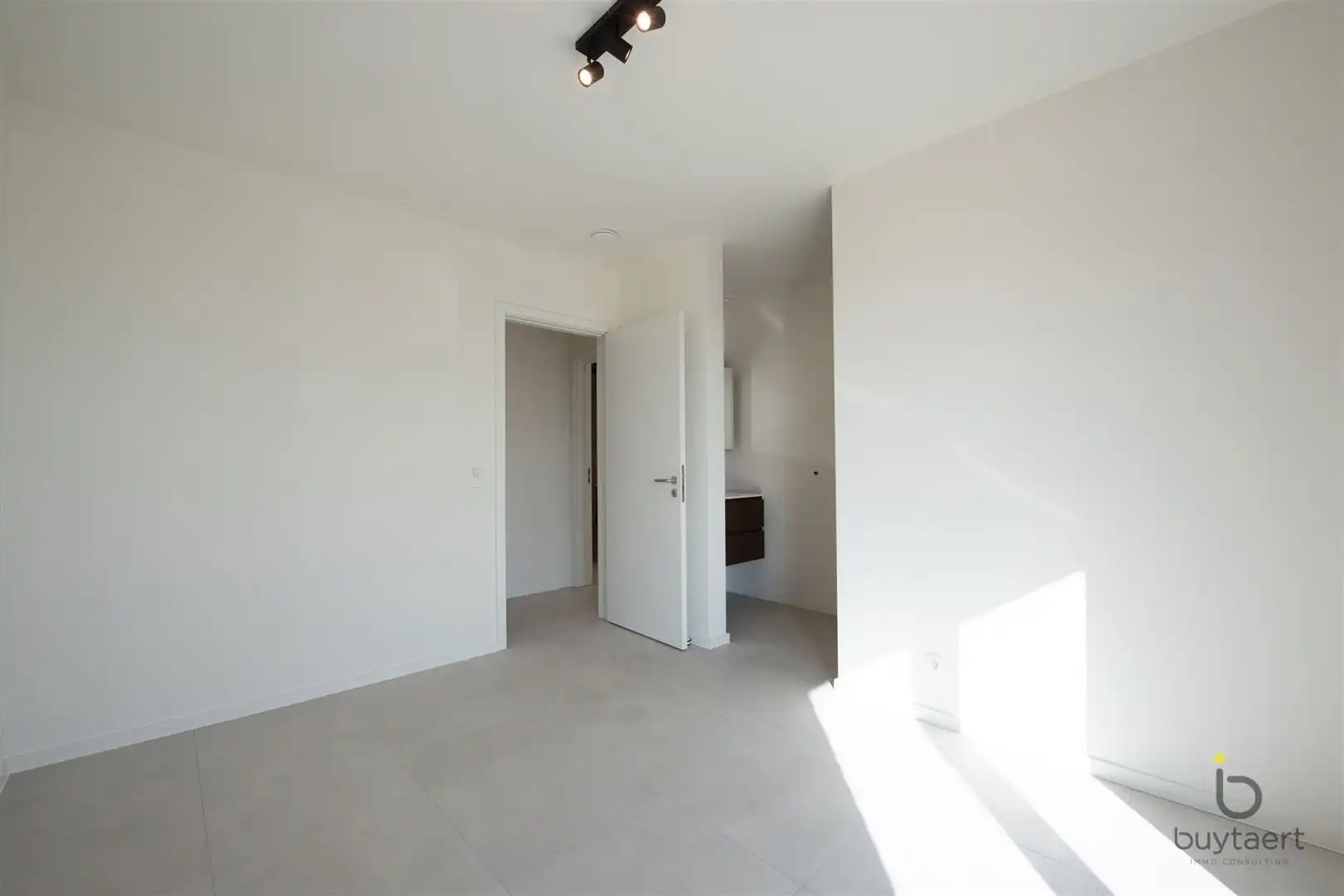 Nieuwbouw gelijkvloers appartement met twee slaapkamers, een tuin en een garage. foto 19