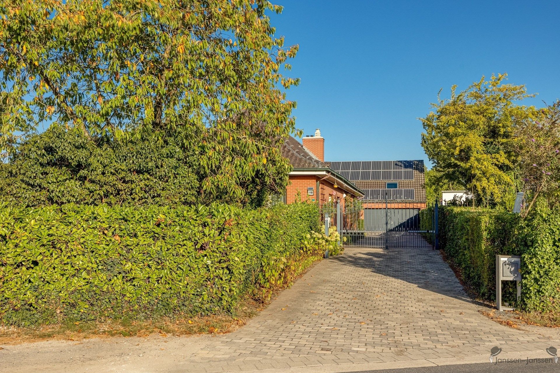Landelijk gelegen open bebouwing met bijgebouw & grote tuin foto 2