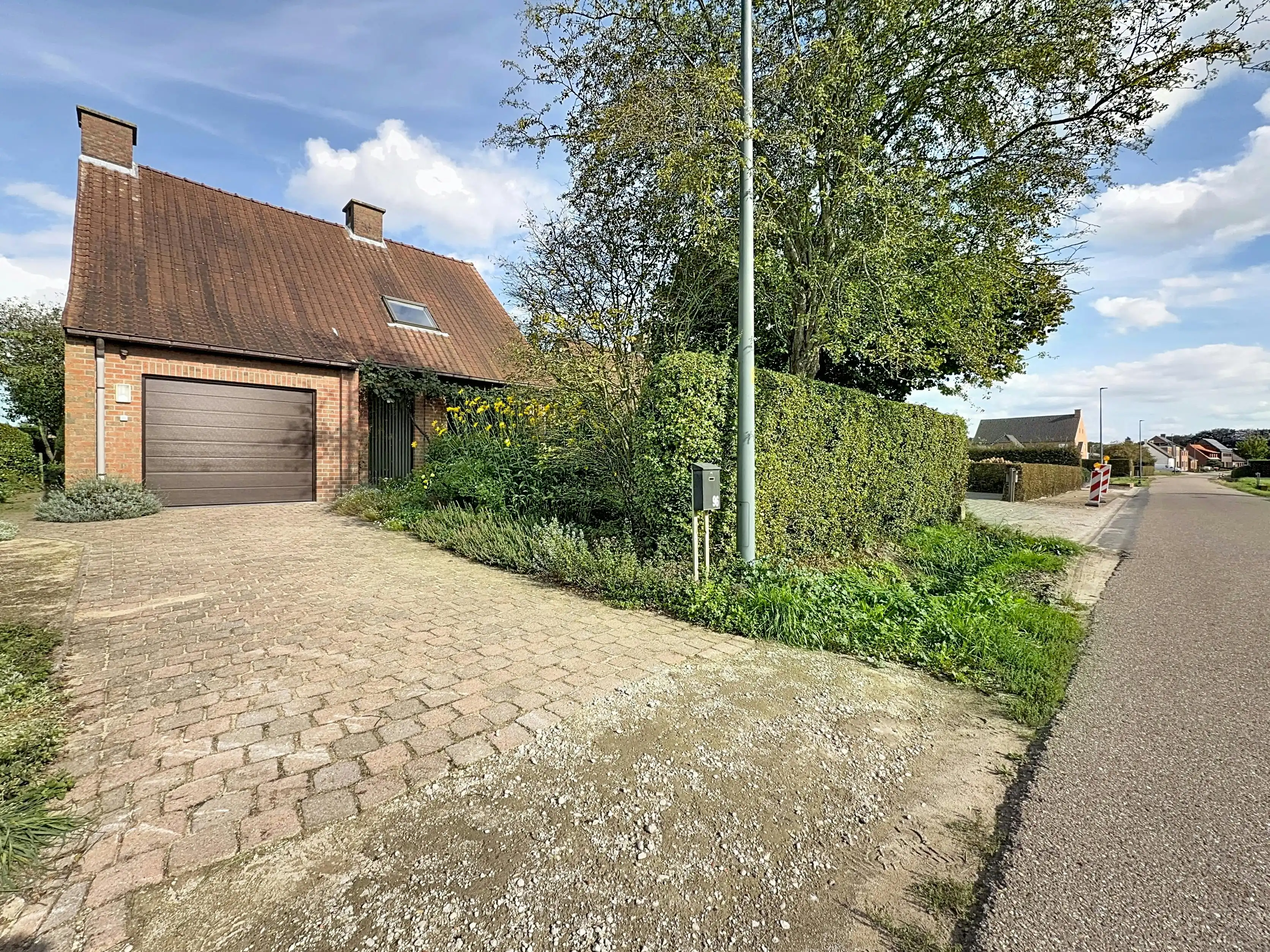 Ruime gezinswoning met groene tuin te koop in Wuustwezel! foto 2