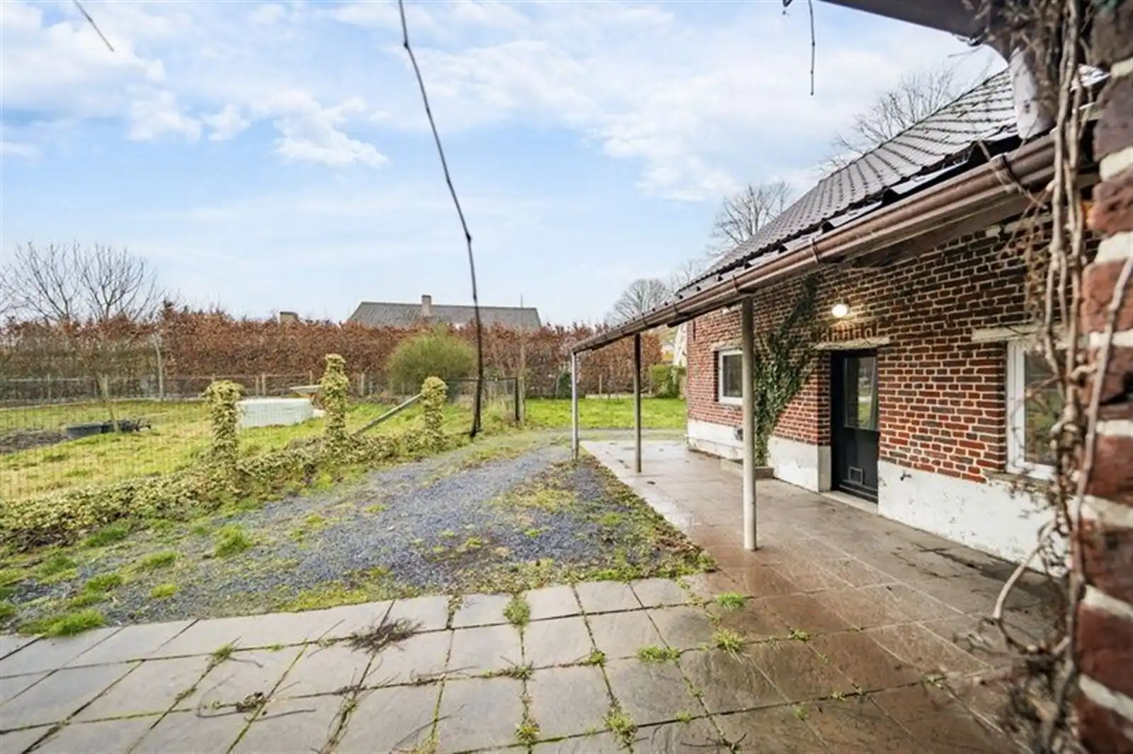 Op te frissen woning met grote tuin en weiden foto 11