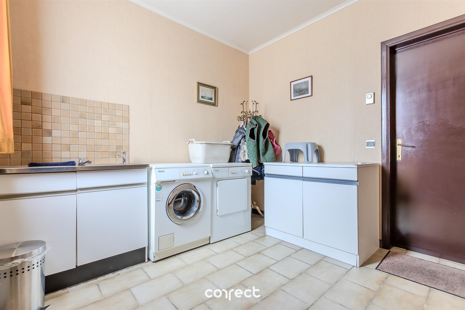 Rustig gelegen open bebouwing met ruime tuin en 4 slaapkamers. foto 12
