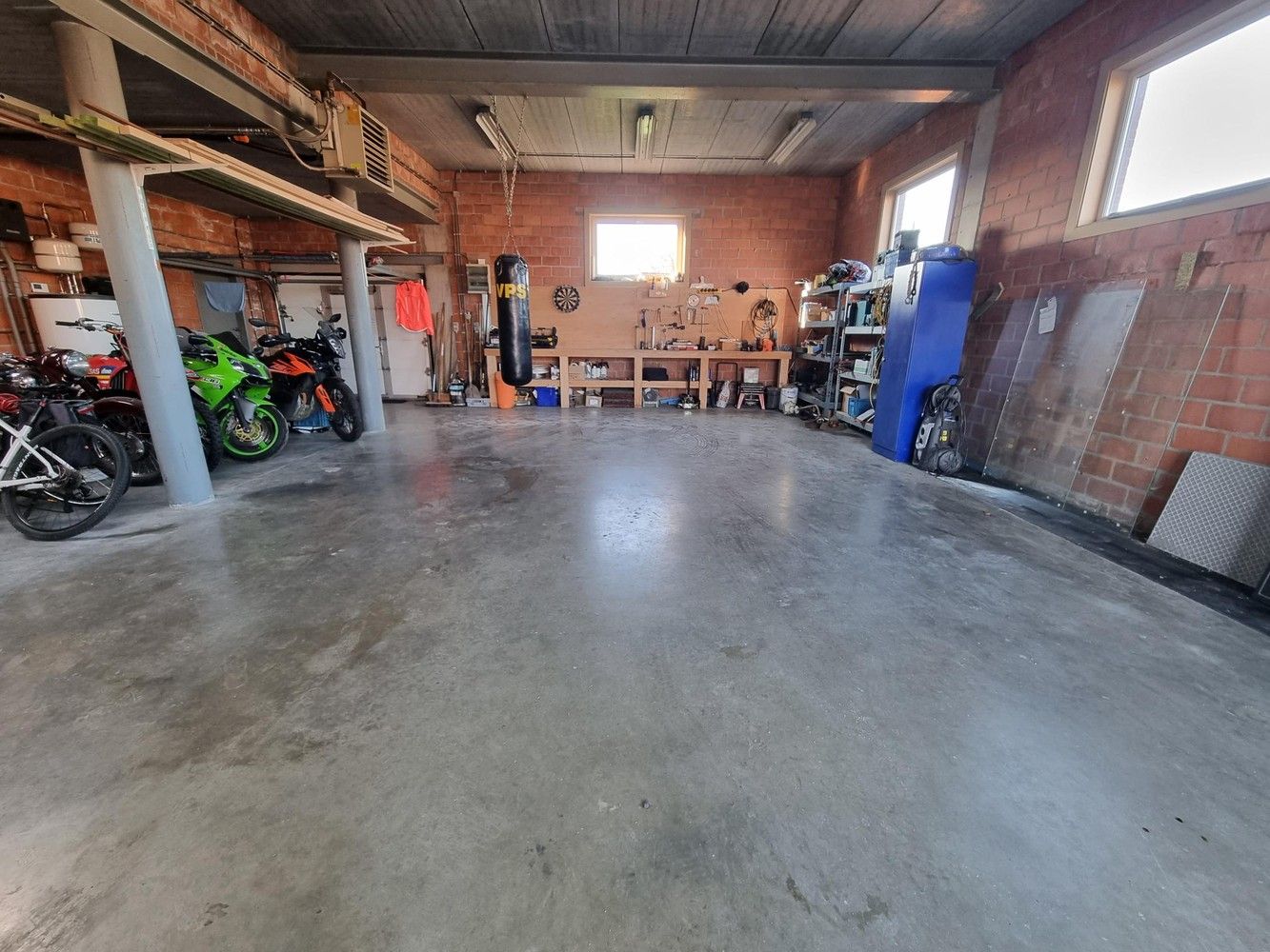Instapklare woning met 5 slaapkamers met groot naastliggend magazijn. Ideaal voor zelfstandigen. foto 14
