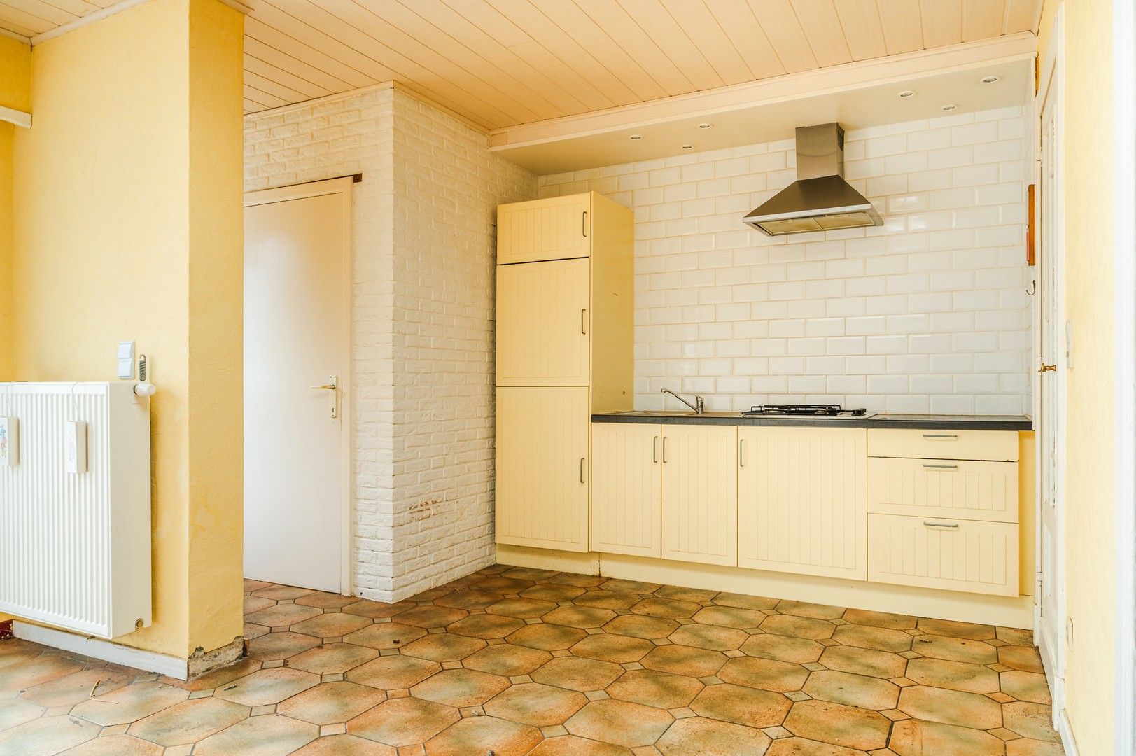 Te renoveren woning met garage foto 6