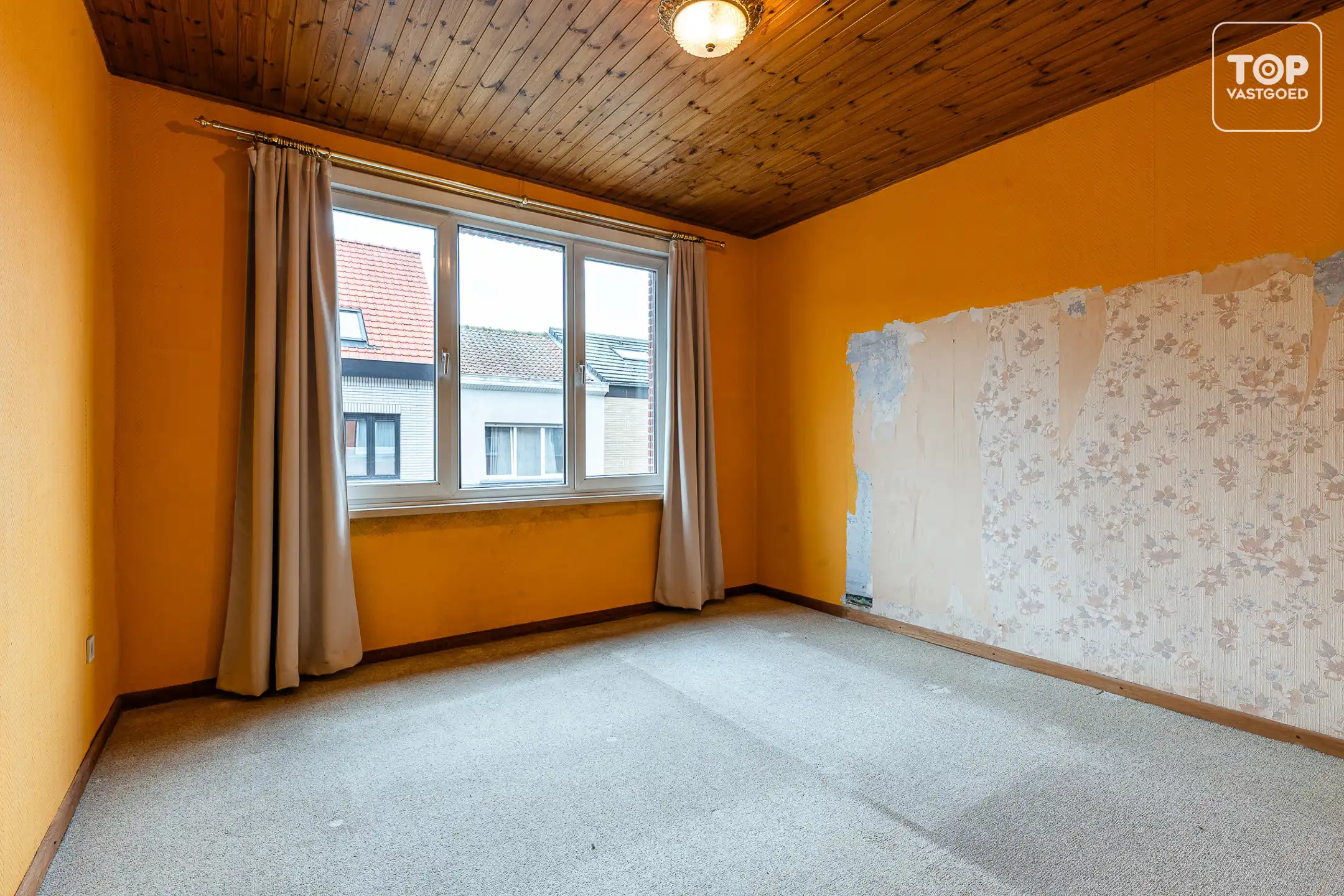 Woning met 2 slaapkamers, zolder en buitenkoer op een steenworp van het historisch centrum.  foto 13