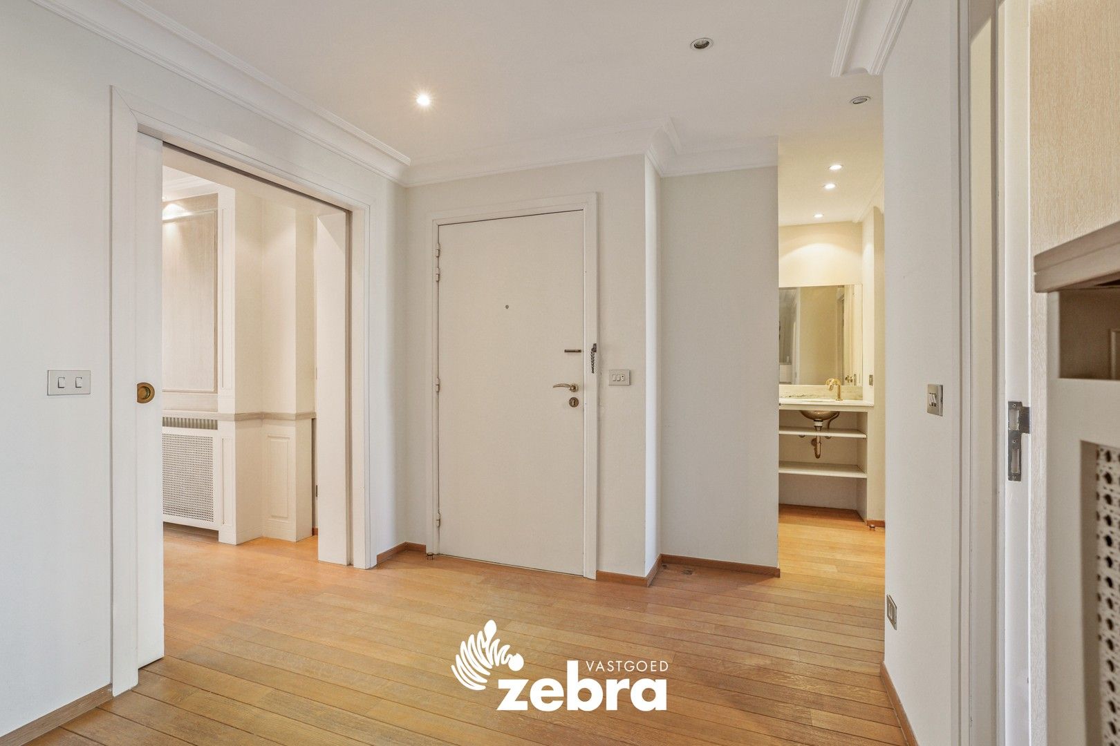 Instapklaar en lichtrijk appartement met 3 slaapkamers in het hart van Kortrijk, vlak bij de Grote Markt! foto 4