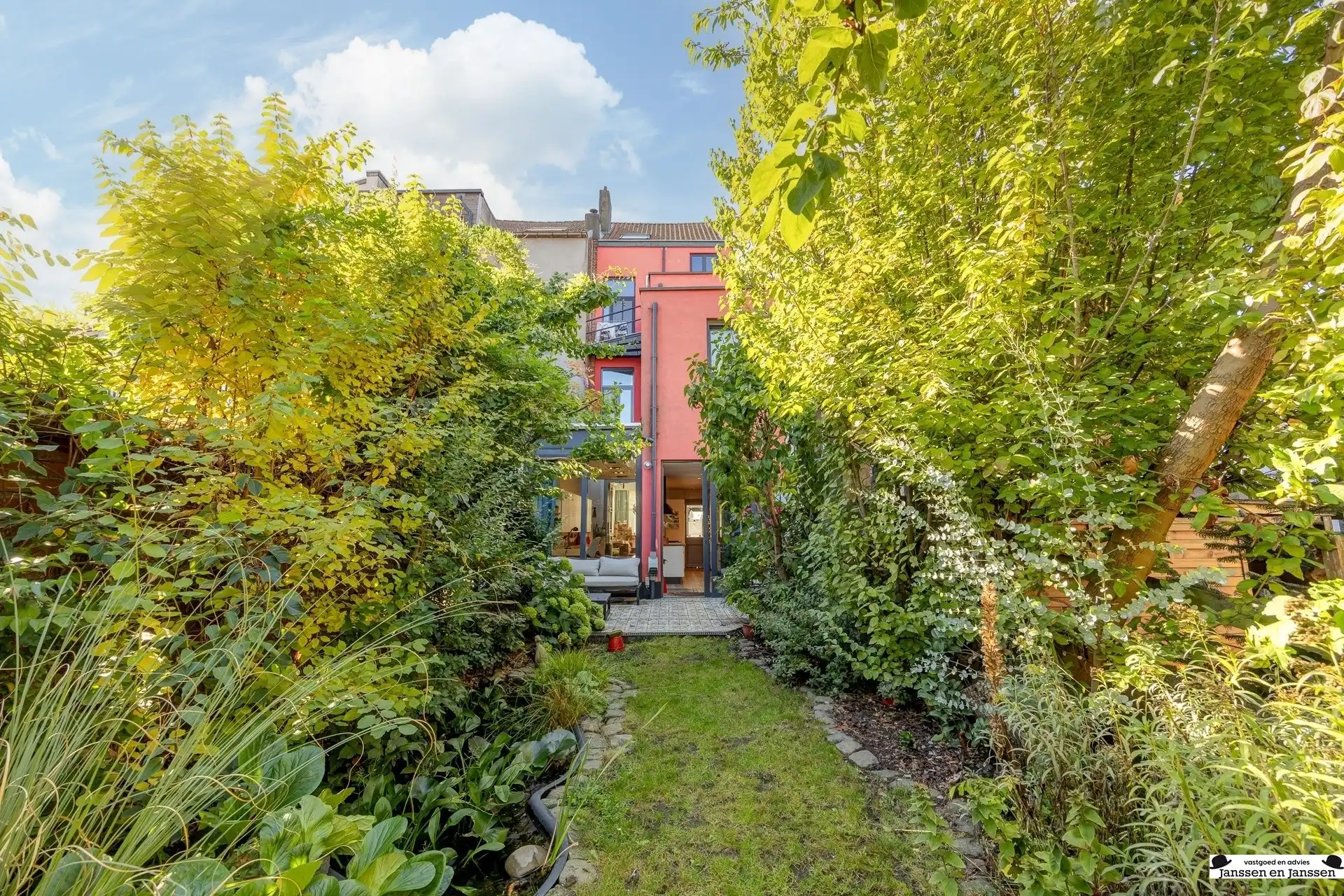 Prachtig gerenoveerd herenhuis met groene stadstuin foto 27