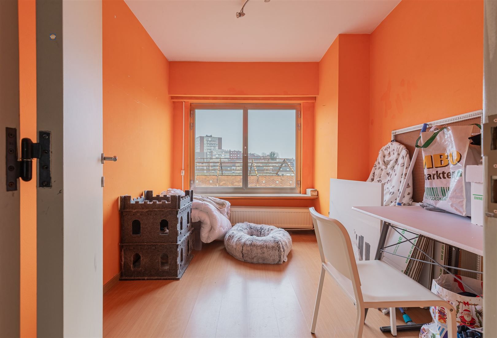 Ruime bel-etage met 3 slaapkamers, grote garage en gezellige tuin foto 12