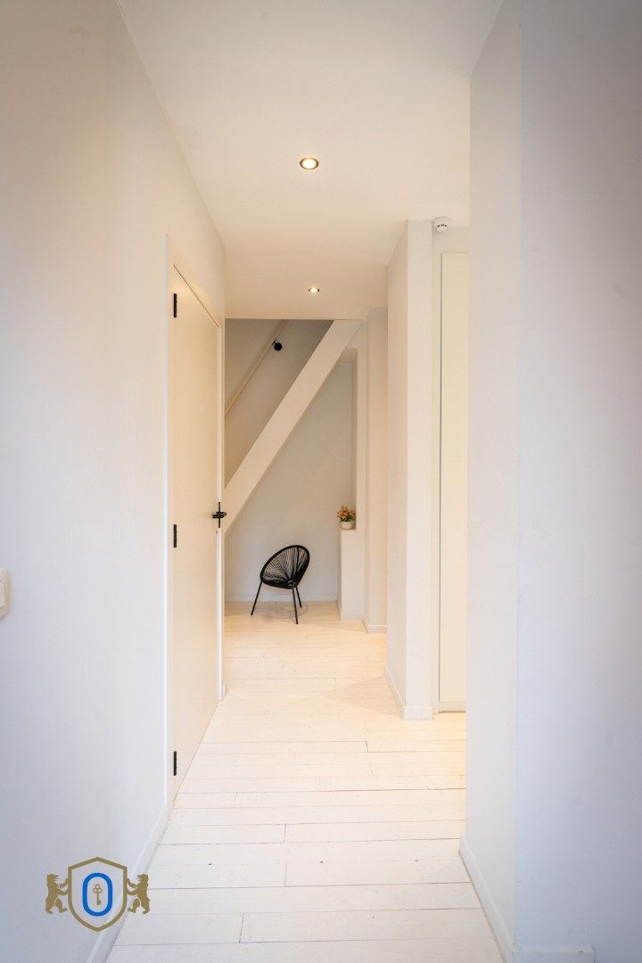 Halfopen 3-slpkr woning met tuin & carport foto 20