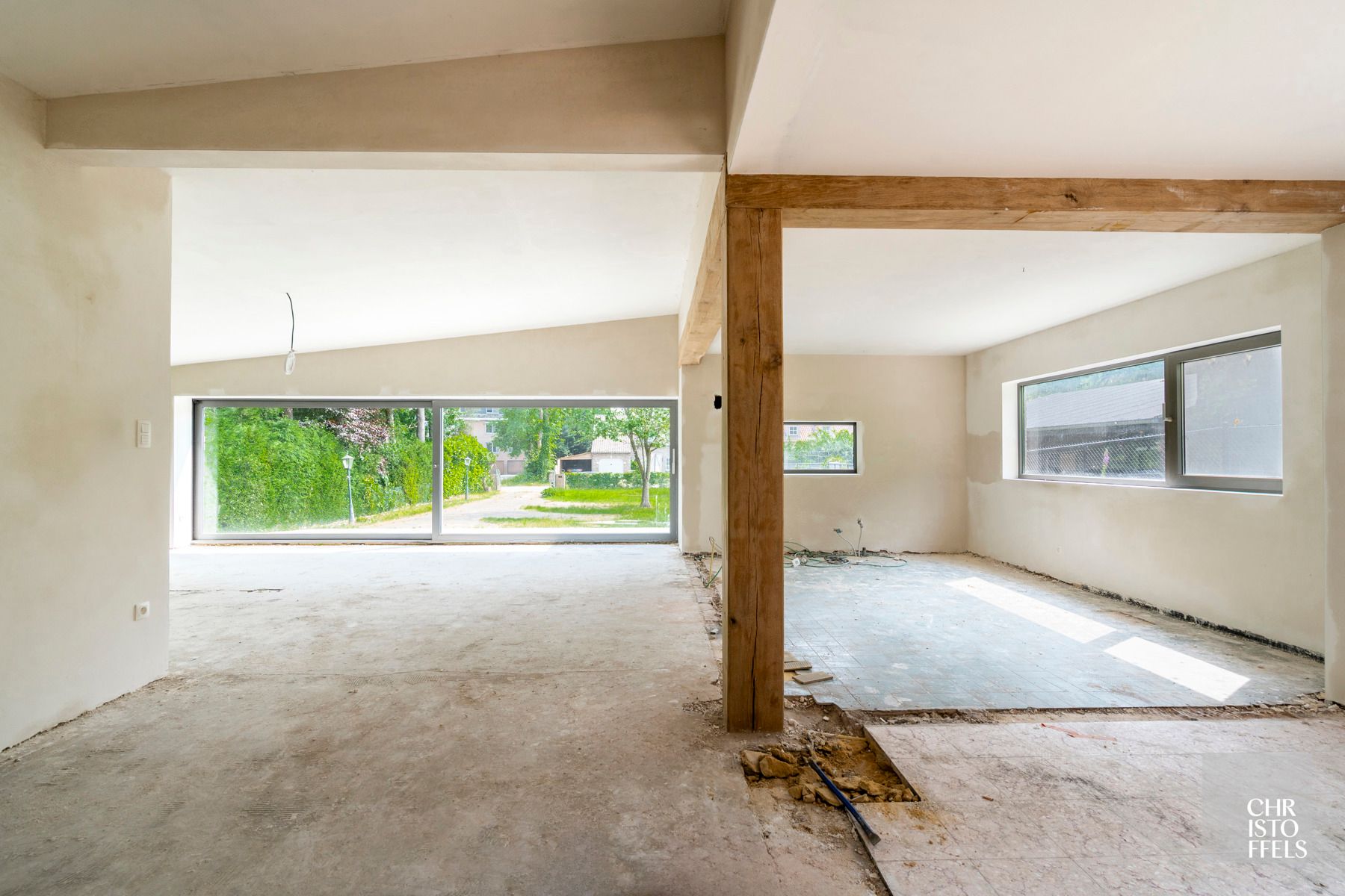 Deels gerenoveerde laagbouwvilla, residentieel gelegen in de bossen op een uitgestrekt perceel van 3.981m² foto 10