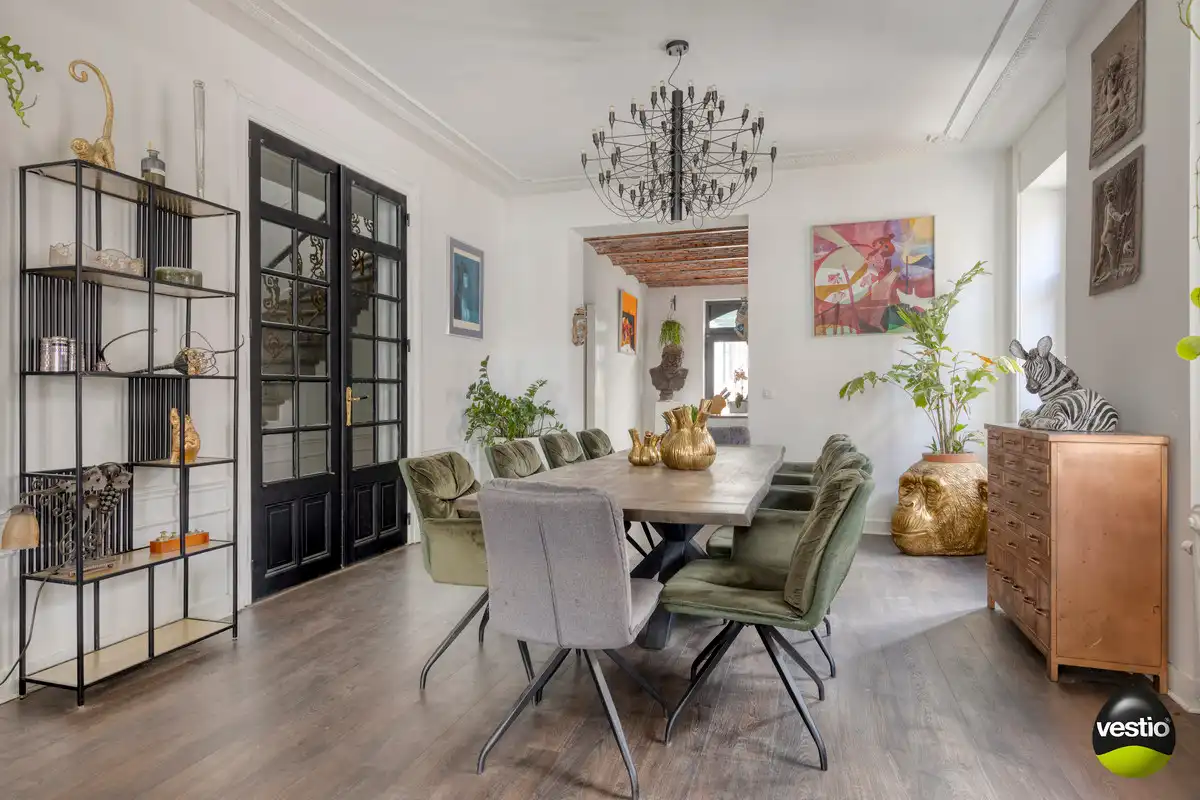 KARAKTERVOL VOLLEDIG GERENOVEERD STATIG HERENHUIS IN CENTRUM VAN TONGEREN. foto 2