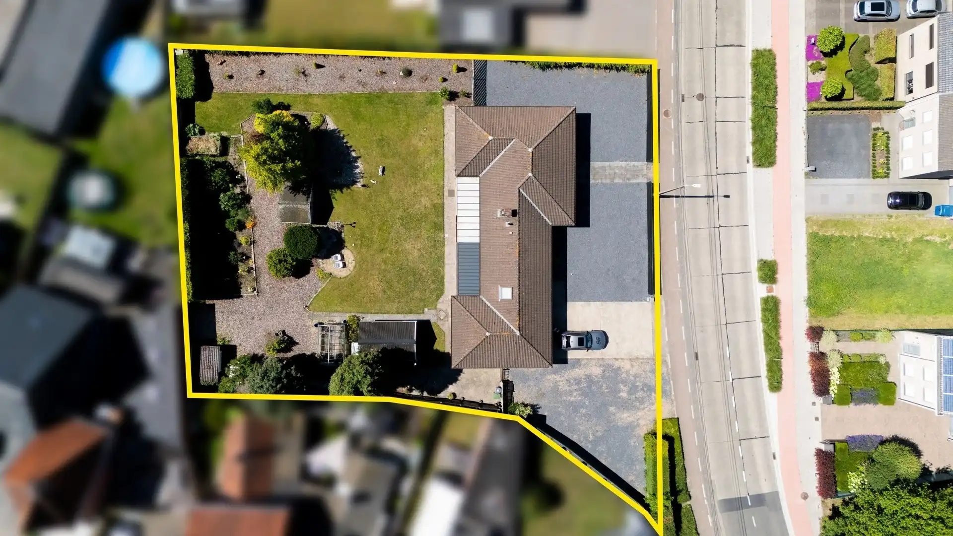 Ruime laagbouwwoning op een mooi perceel van 1.373m² foto 3