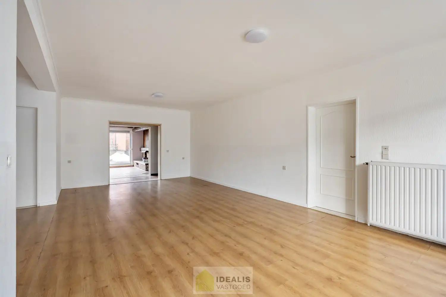 IDEALIS VASTGOED -  INVESTERINGSEIGENDOM BESTAANDE UIT 2 GELIJKVLOERSE HANDELSPANDEN EN 5 BOVENLIGGENDE APPARTEMENTEN IN HET CENTRUM VAN PELT! – te renoveren investeringseigendom op een toplocatie in Pelt (Neerpelt). Gelijkvloers 2 handelspanden, op de 1ste verdieping een 3 slpk.-appartement, 2de verdieping een 3 slpk.-appartement en een 1 slpk.-appartement en op de 3de verdieping een 3 slpk.-appartement en een 1 slpk.-appartement. Geschikt voor zij die zoeken naar een interessante investering in het centrum van Pelt. foto 15