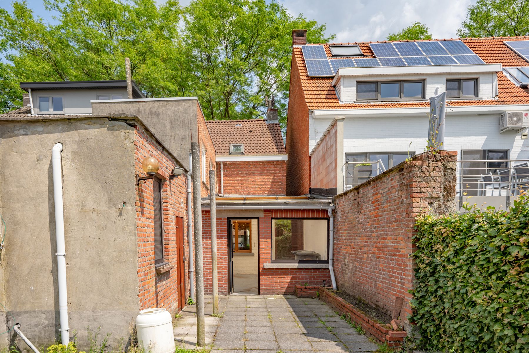 Goed gelegen te renoveren woning met 3 slaapkamers en ruime tuin! foto 12