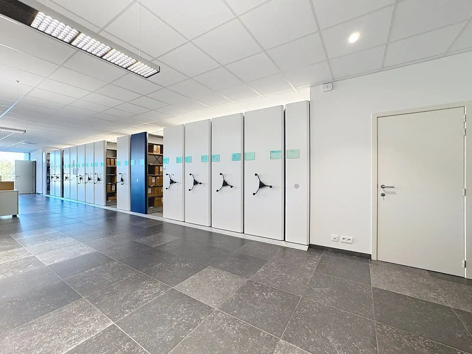 Exclusieve KANTOORRUIMTE (380 m²) met UITSTRALING op toplocatie (op 500m van autosnelwegen), voorzien van modern comfort en maximale zichtbaarheid te Loppem! foto 9