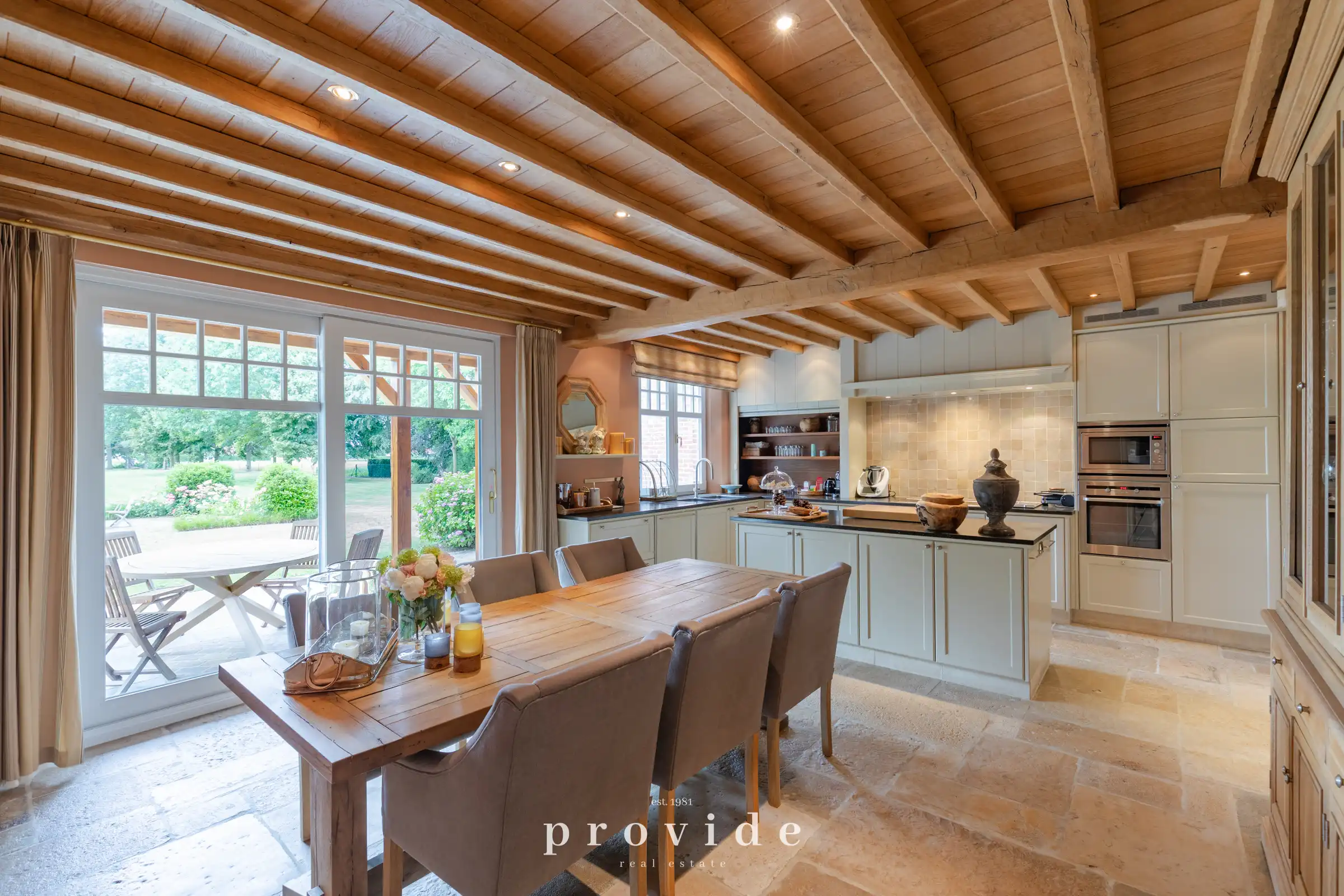 Exclusieve villa op royaal domein in groene omgeving foto 10