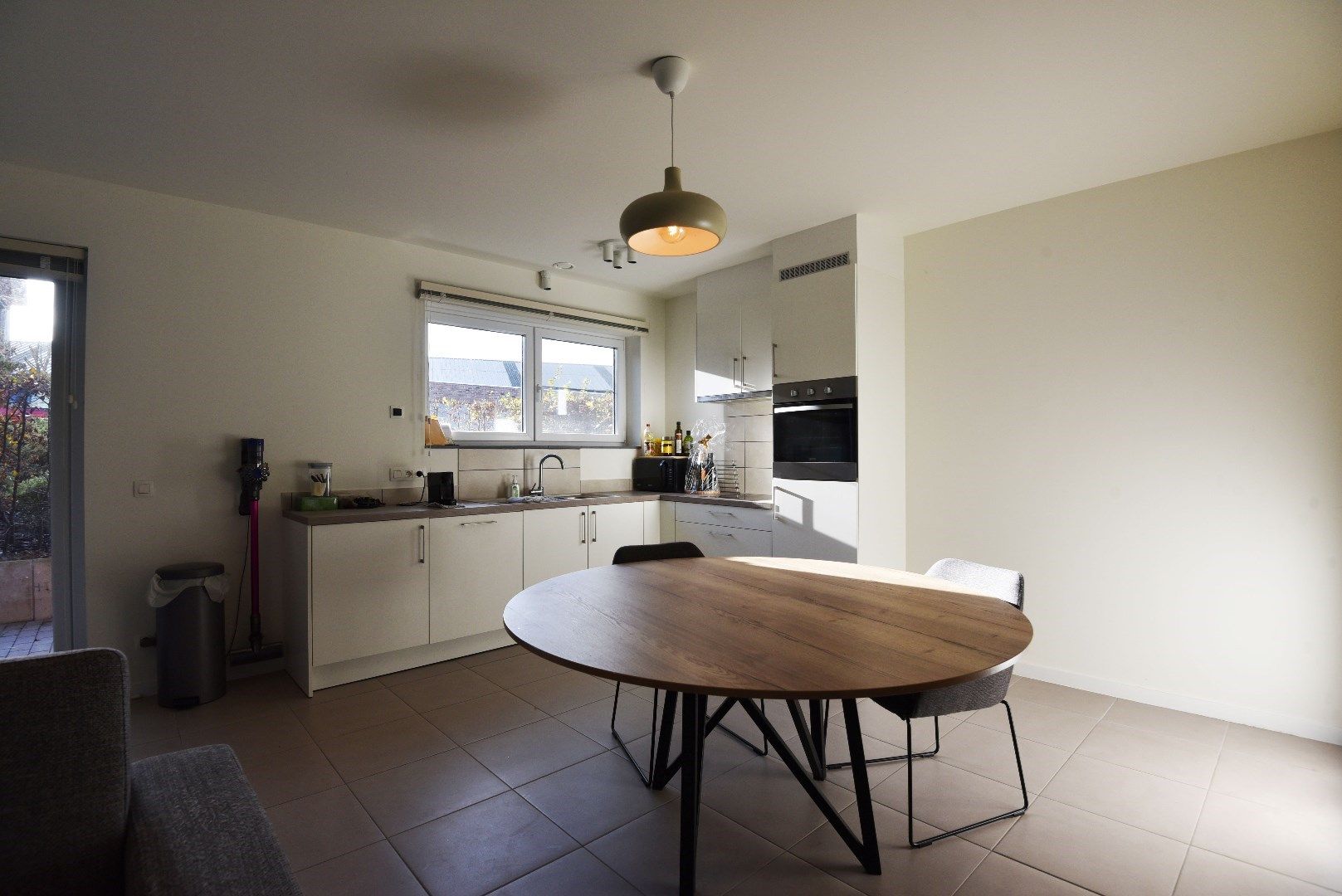 Gelijkvloers appartement met 2 slaapkamers en zonnige tuin te Maldegem centrum. foto 4