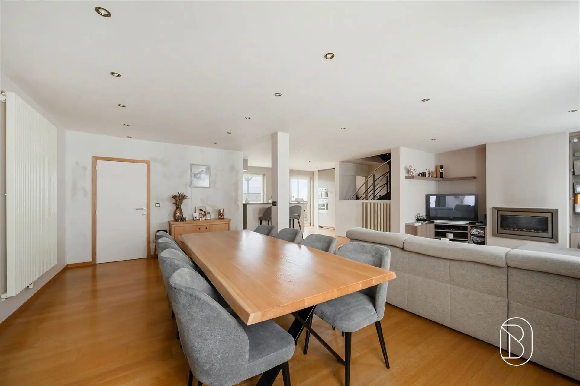 Topgelegen frituur en instapklaar duplex appartement foto 18