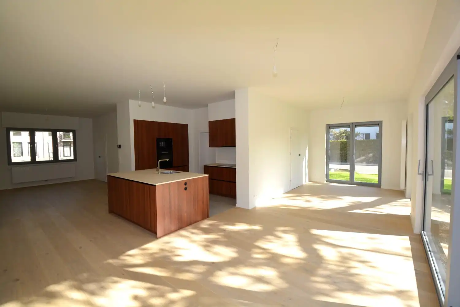 KWALITATIEF GERENOVEERDE WONING OP 835 m²! foto 2