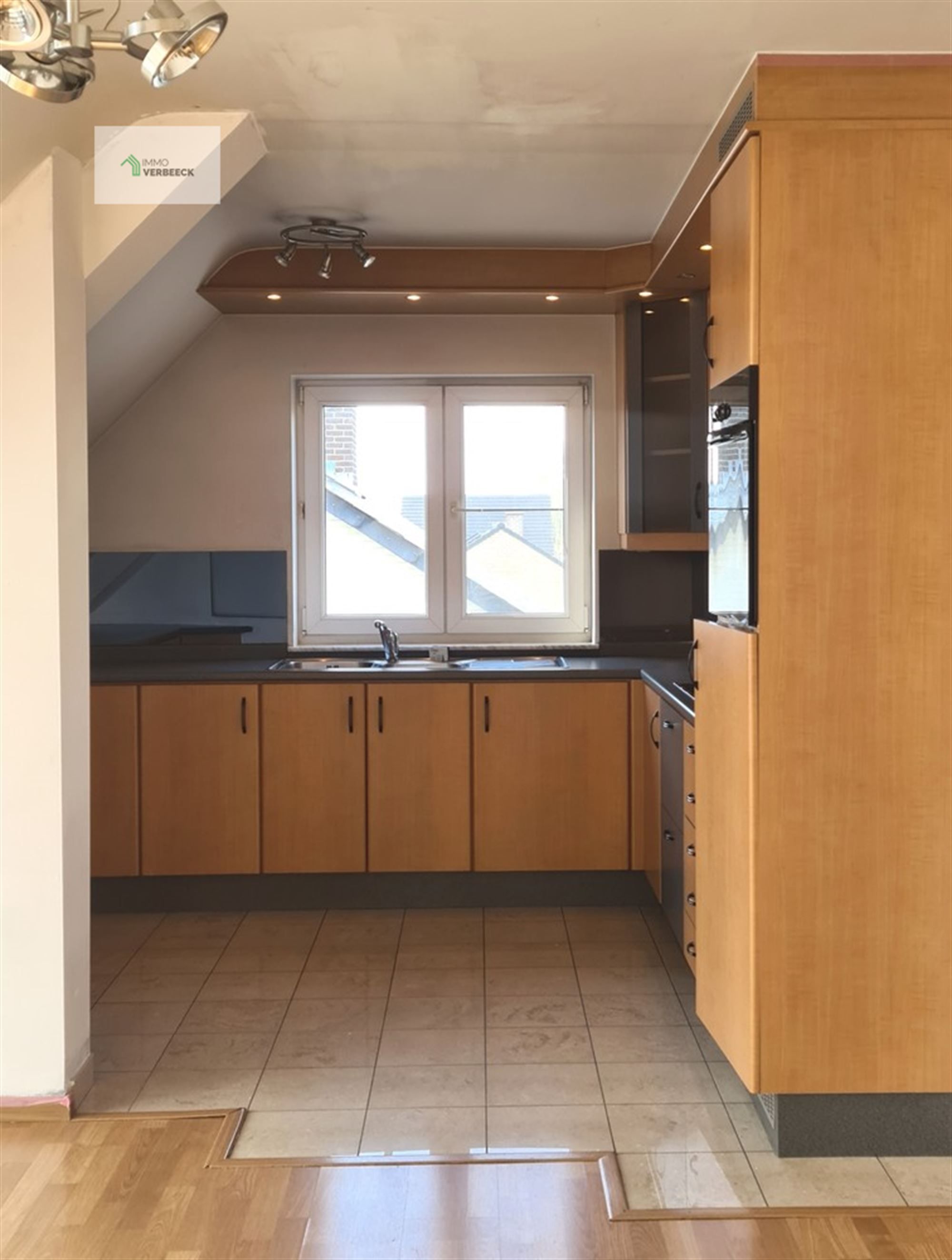 Gezellig dakappartement met zéér ruim terras. foto {{pictureIndex}}
