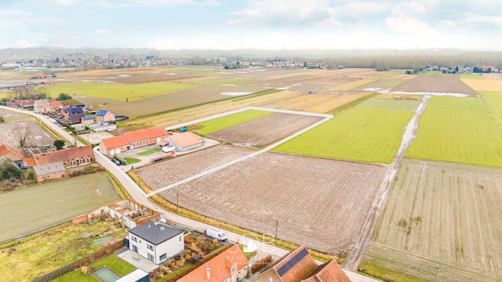Prachtige villa in hoevestijl met bijgebouwen en akkerlanden/weilanden op 1,45ha foto {{pictureIndex}}