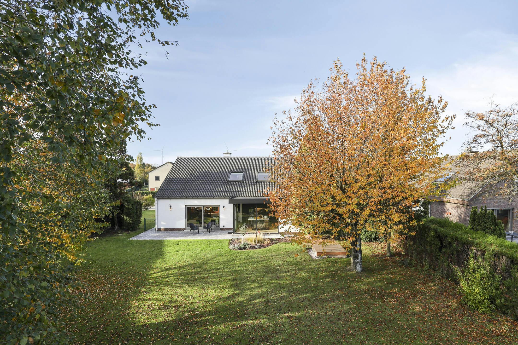 Ruime woning omgeven door groene tuin met 4 slaapkamers foto {{pictureIndex}}