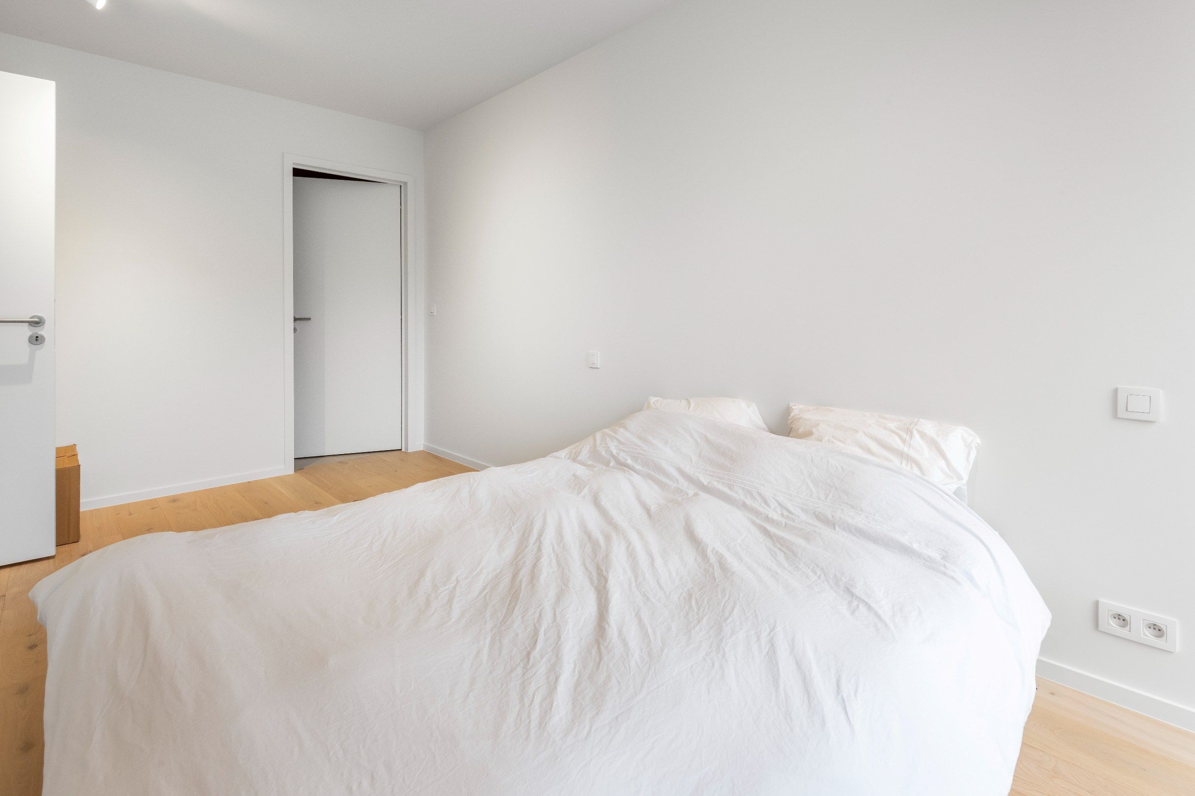 Moderne nieuwbouwwoning met ruime terrassen en ondergrondse dubbele garagebox foto 13