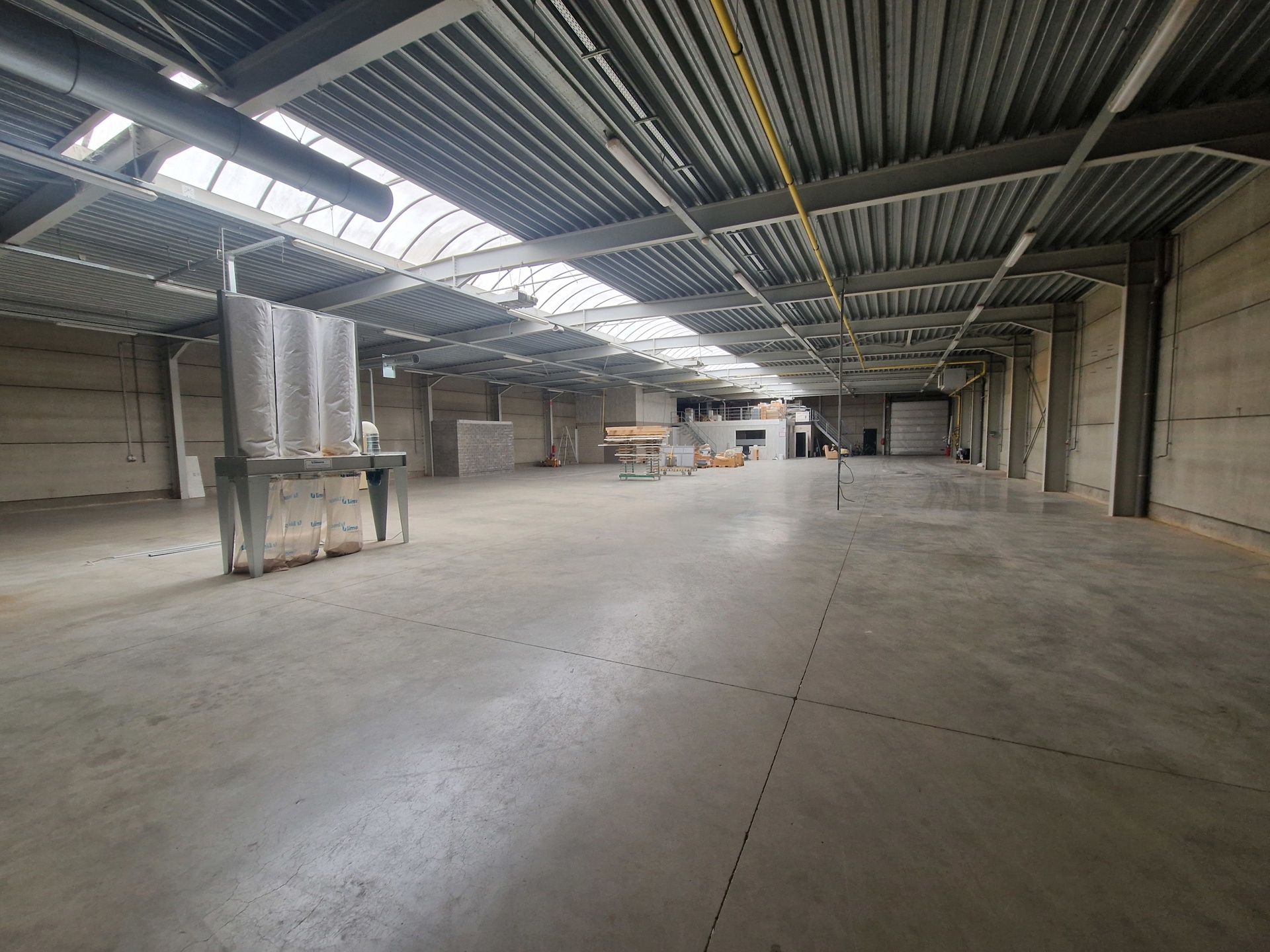 Magazijn met mezzanine te huur langs de Hinnenboomstraat 1c te Hoogstraten.  foto 3