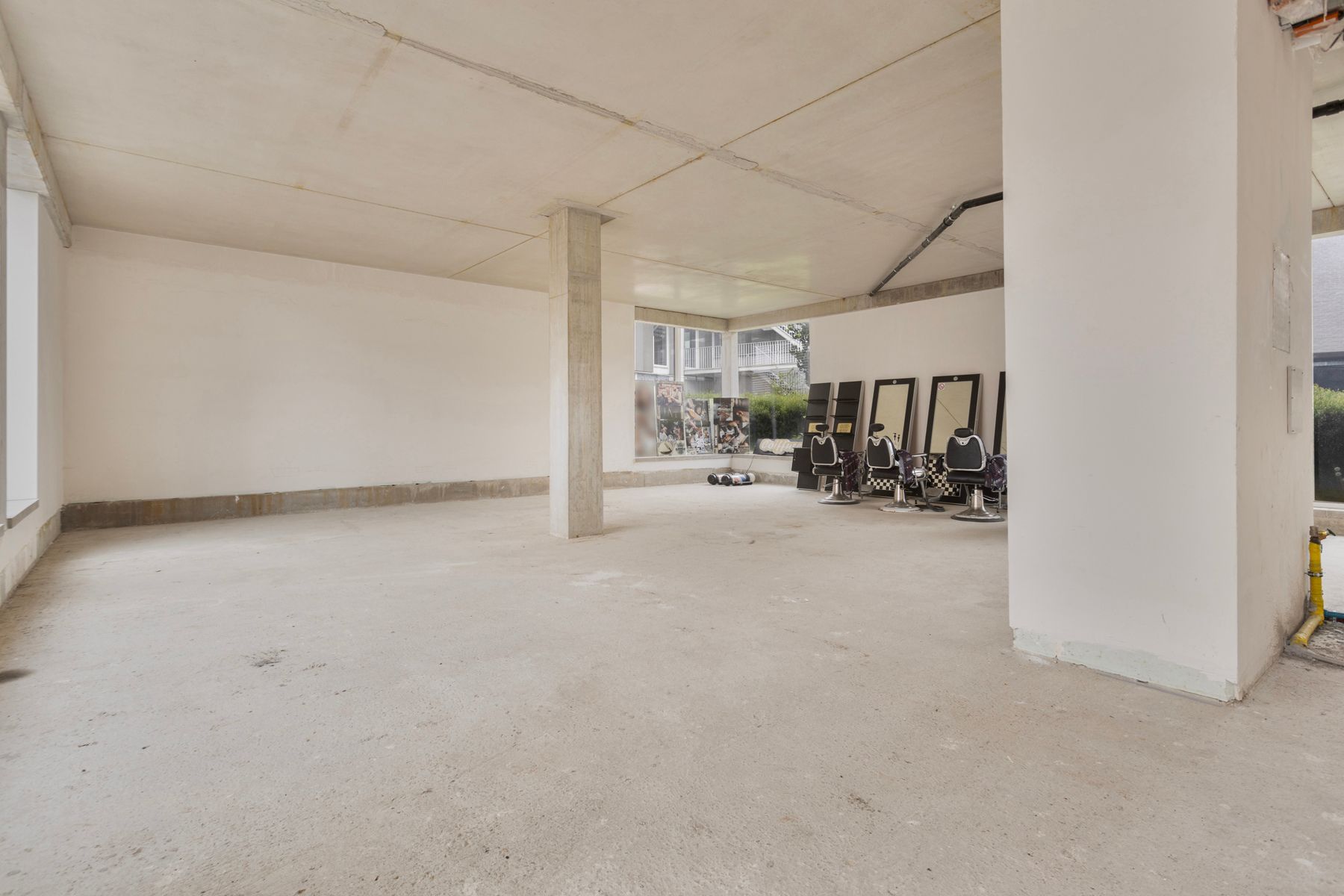Nieuwbouw commercieel gelijkvloers met grote raampartijen foto 3