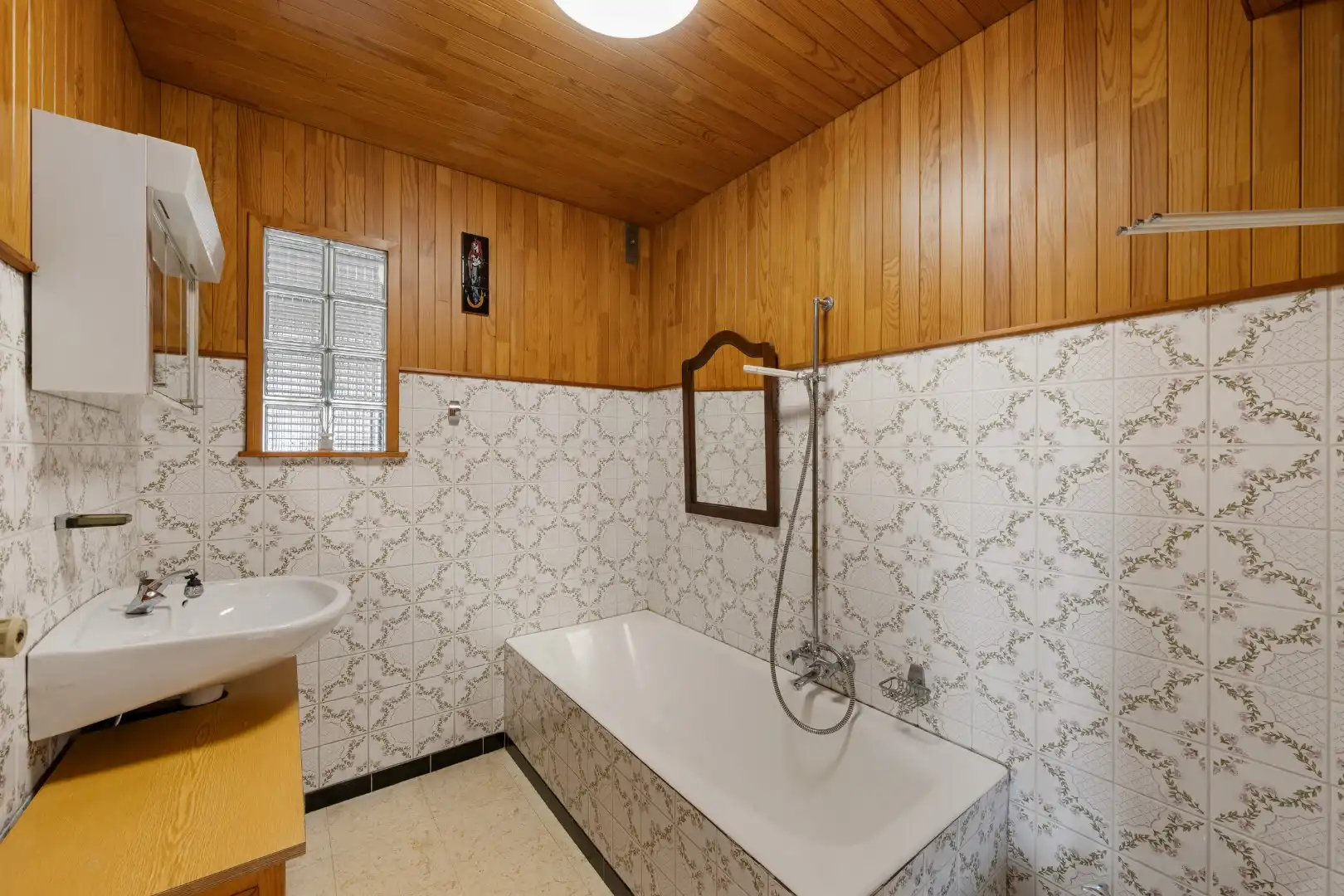 Ruime halfopen woning met 4 slaapkamers, zonnige tuin en garage met oprit in Dadizele foto 14