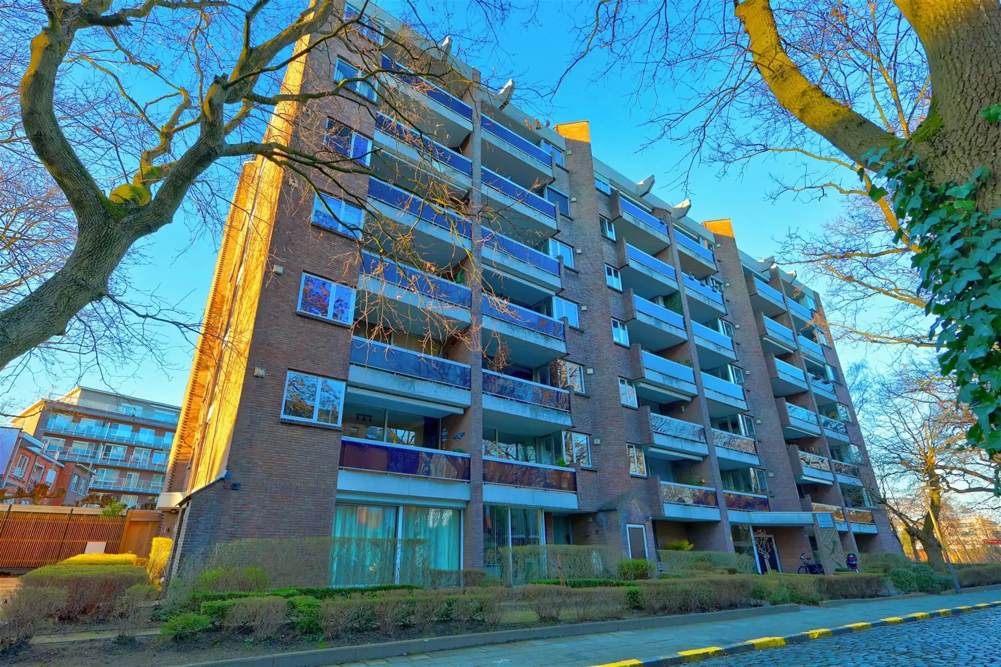 Gerenoveerd 2-slaapkamer appartement met 2 terrassen en garage foto 9