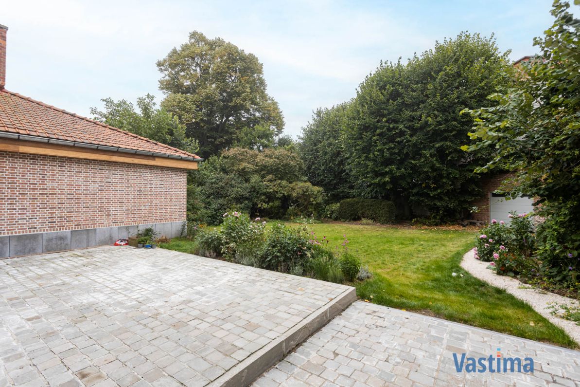 Exclusief herenhuis met idyllische tuin en dubbele garage in hartje Aalst foto 32