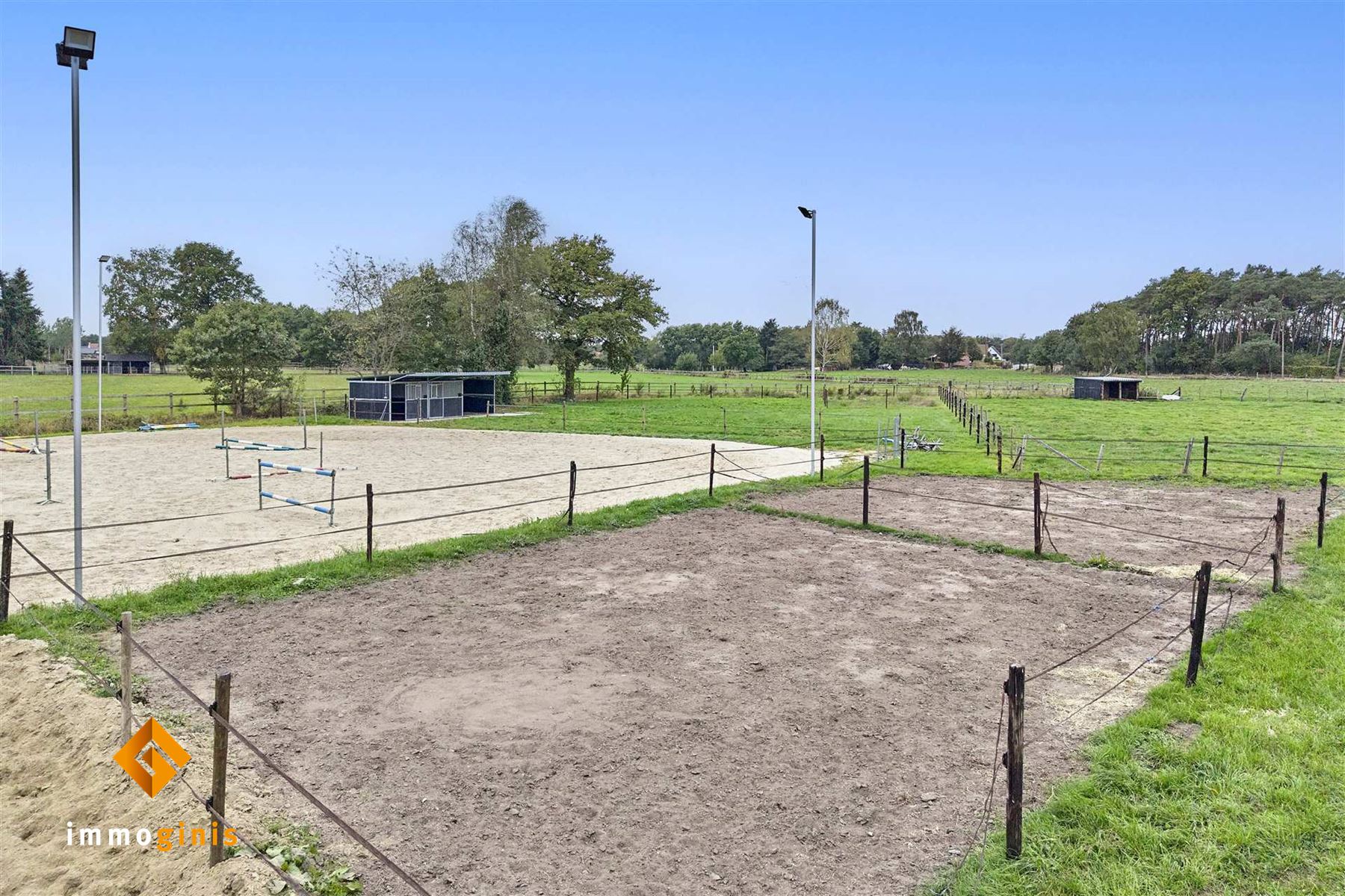 Ruime gerenoveerde woning met paardenfaciliteiten op een perceel van 71a44ca. foto 24