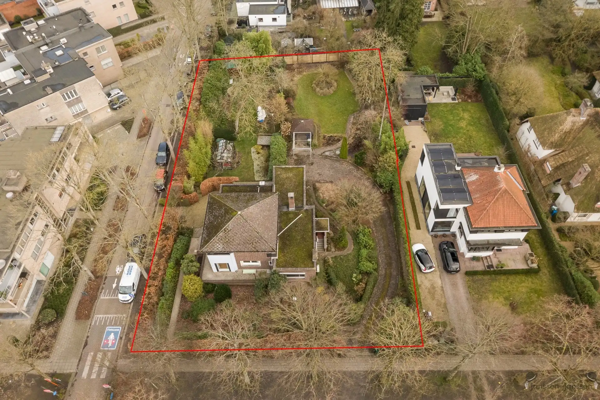Unieke kans in het hart van Brasschaat karaktervolle villa met dubbele woningstructuur op prachtig perceel van 2.080 m² foto 2